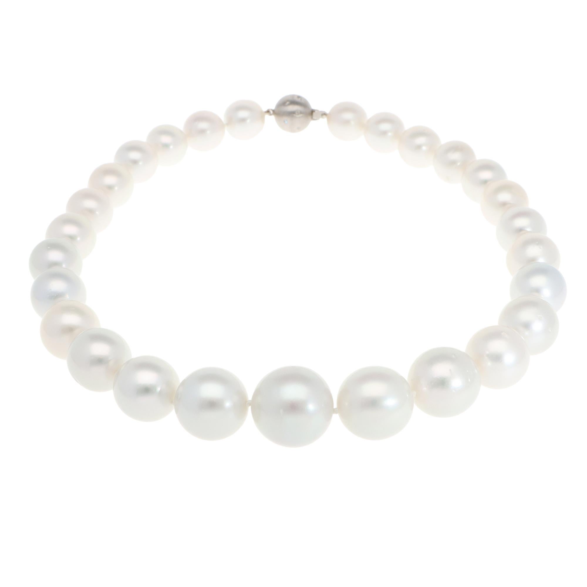 A sensational white South Sea pearl strand necklace with an elegant ball clasp in 18k white gold with diamonds.

The necklace is set with 27 round South Sea pearls with a smooth gradient in size. The strand is knotted between the pearls to protect