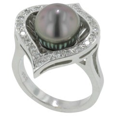 Bague en perles des mers du Sud et perle noire de Tahiti avec diamants