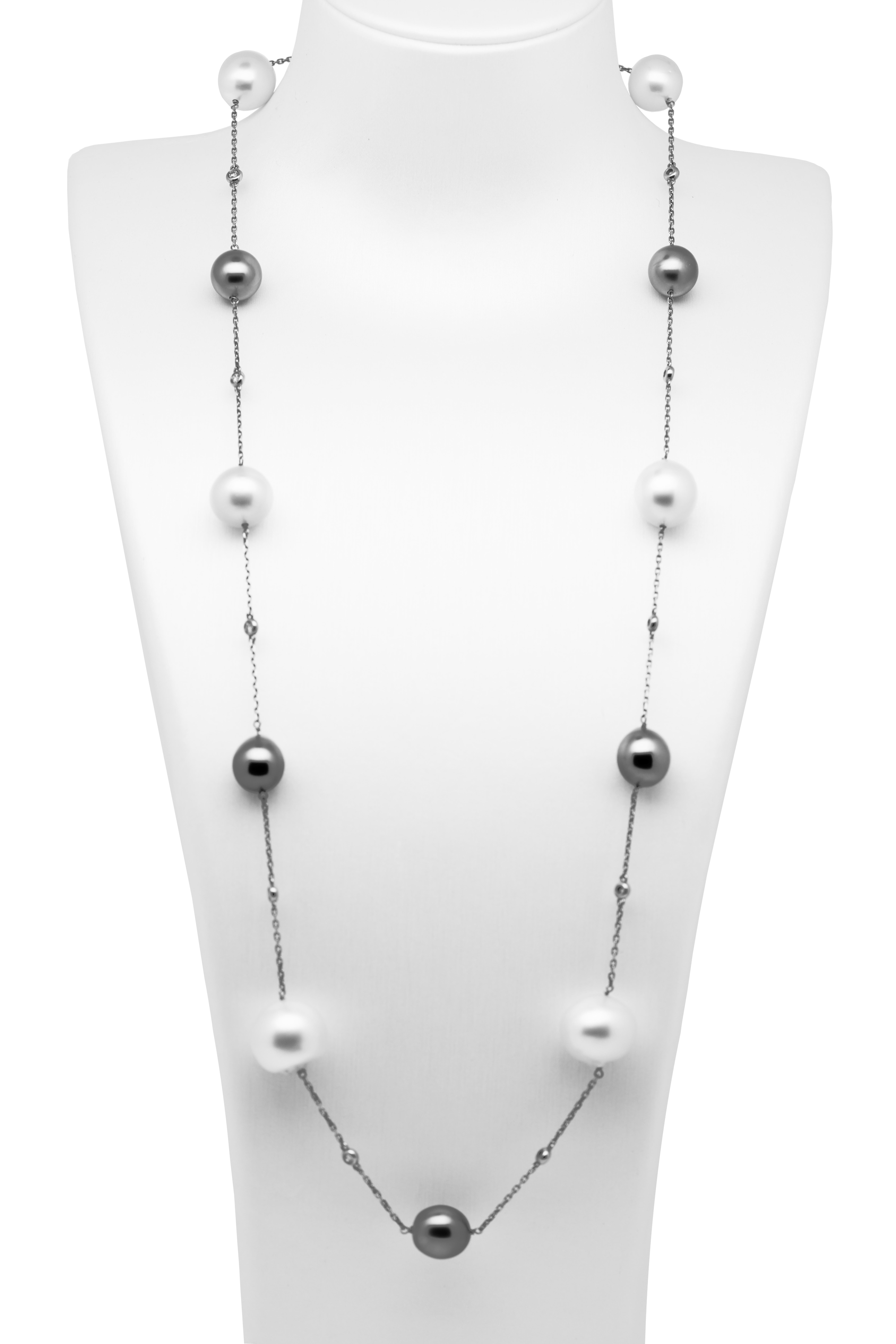 Dieses klassische und elegante Perlen- und Diamantencollier besteht aus weißen Südsee-Zuchtperlen (mit einer Größe von 12 - 14,5 mm), Tahiti-Perlen (mit einer Größe von ca. 10 mm) und Diamanten an einer Kette aus 18 Karat Weißgold.

Einzelheiten zum