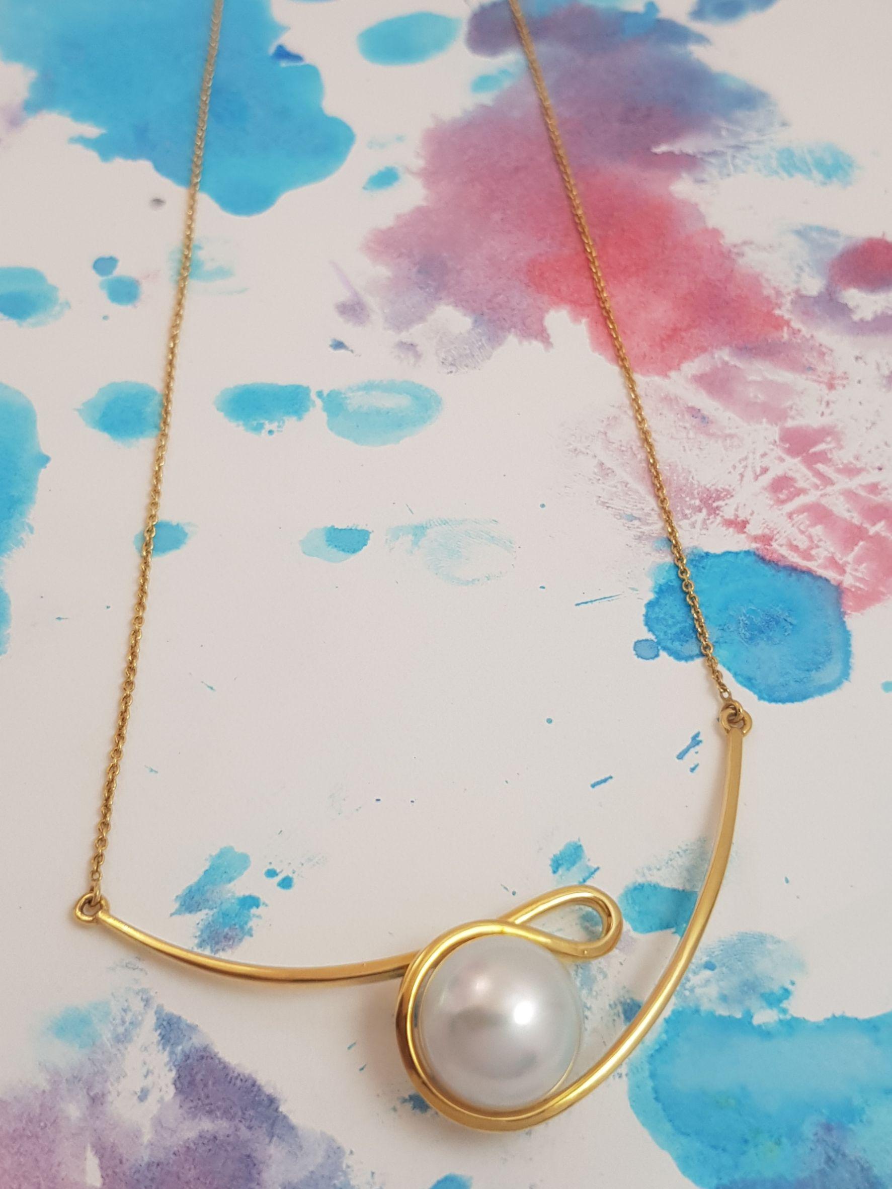 South Sea Pearl Talay Silhouette Necklace set in 18K Gold Settings

South Sea Pearl Pearl 12.5-13 mm

