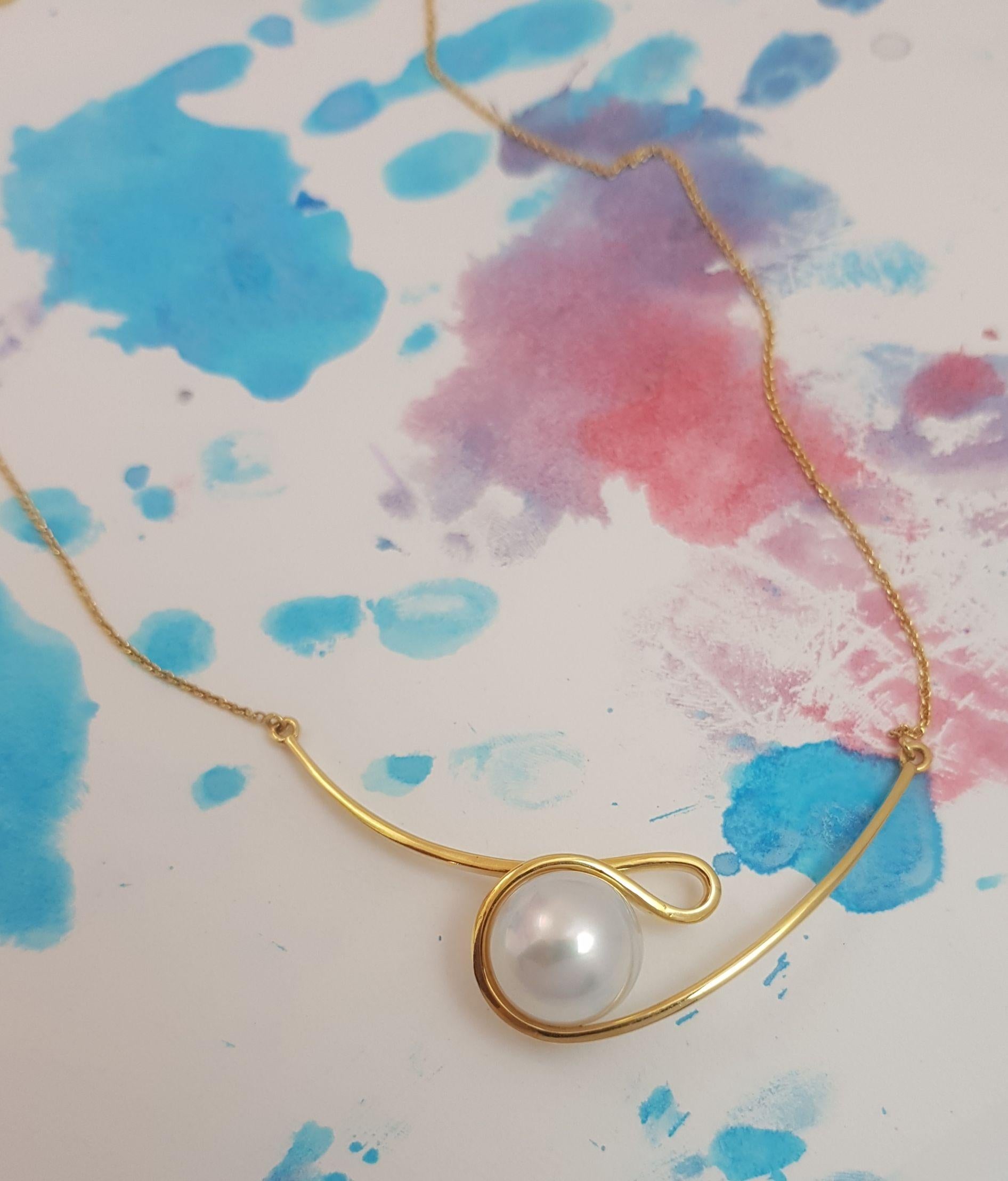 South Sea Pearl Talay Silhouette Necklace set in 18K Gold Settings In New Condition For Sale In Bangkok, 10