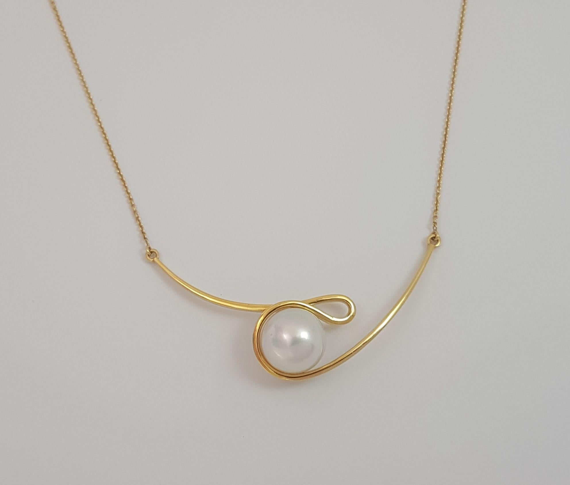 South Sea Pearl Talay Silhouette Necklace set in 18K Gold Settings For Sale 3