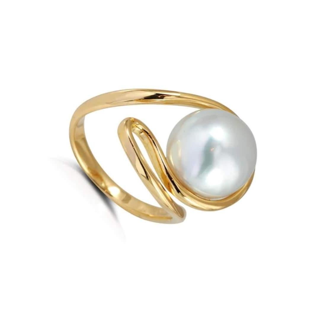South Sea Pearl Talay Silhouette Ring set in 18K Gold Settings In New Condition For Sale In Bangkok, 10