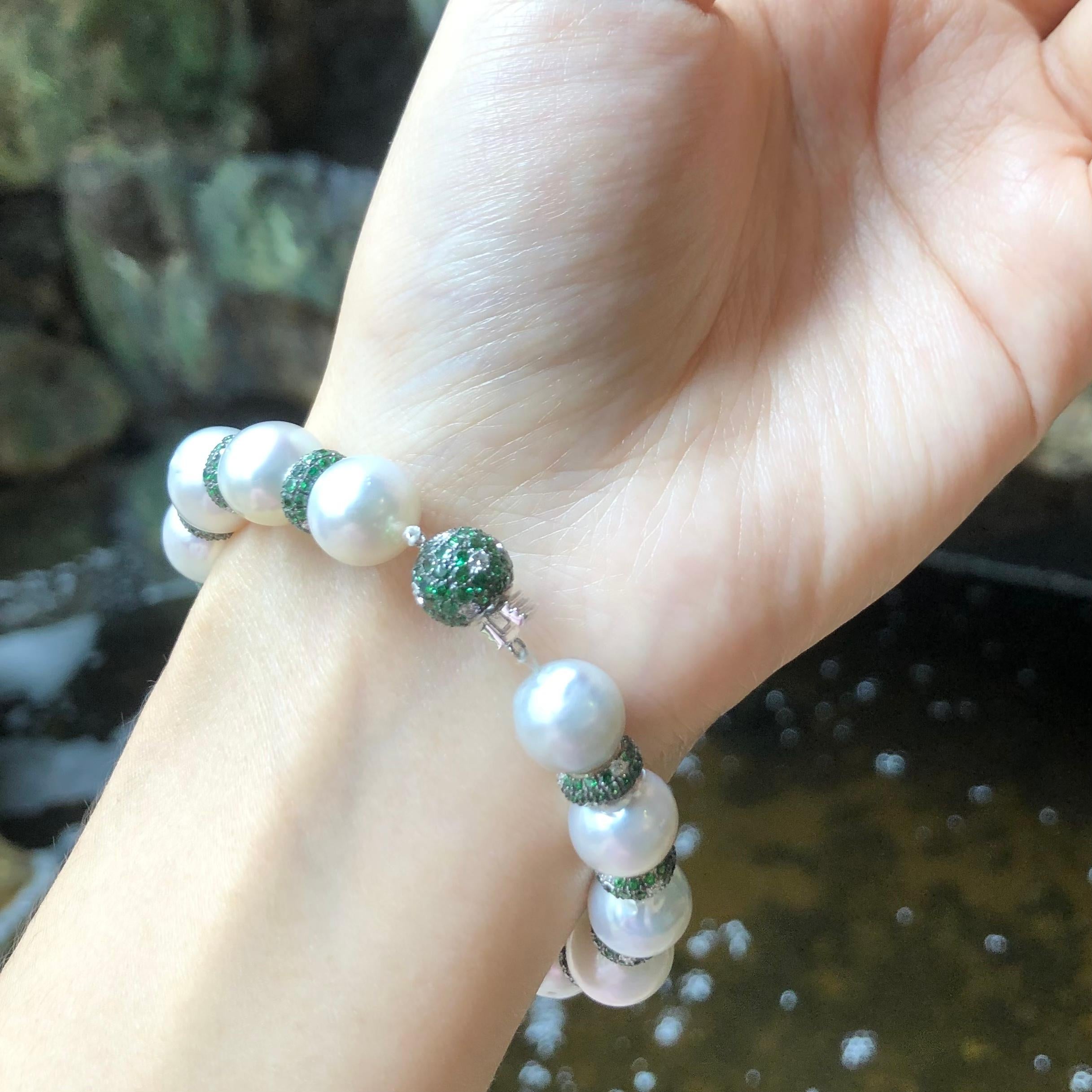 South Sea Pearl, Tsavorite and Diamond Bracelet in 18 Karat White Gold Settings In New Condition For Sale In Bangkok, TH