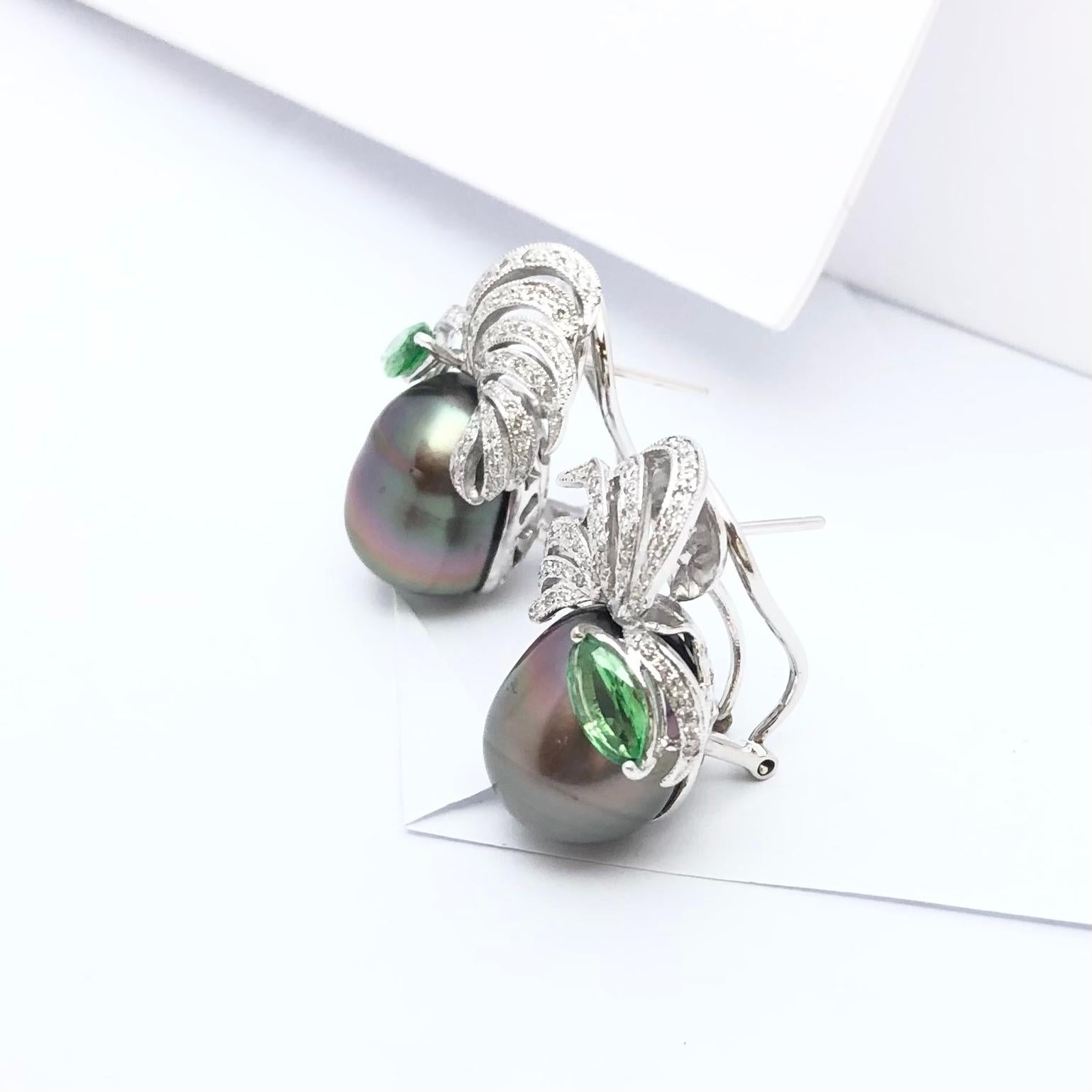 South Sea Pearl, Tsavorite and Diamond Earrings in 18 Karat White Gold Settings In New Condition For Sale In Bangkok, TH