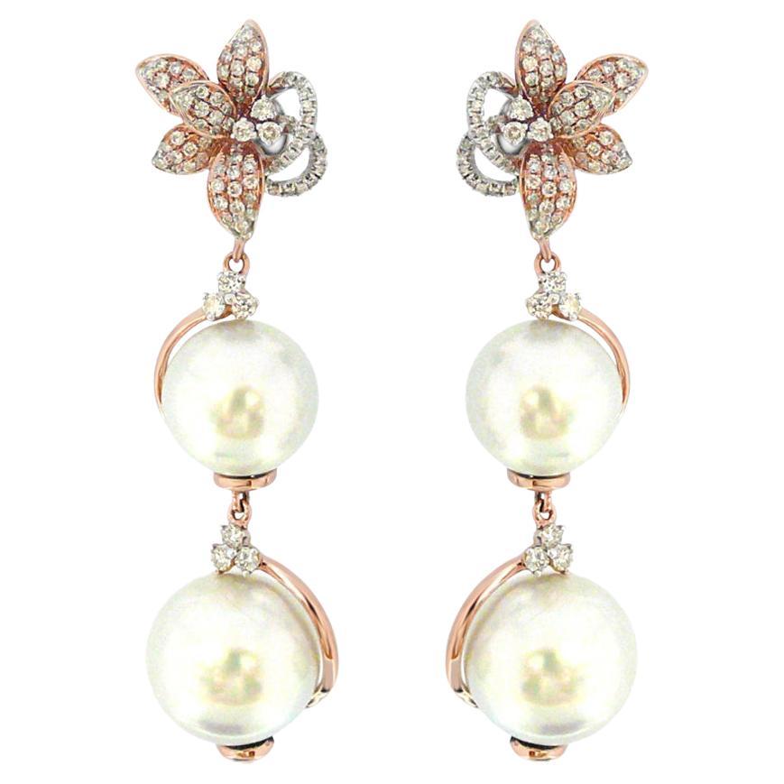 Orecchini pendenti in oro 18 carati con perle dei mari del sud e diamanti bianchi a forma di fiore floreale