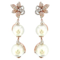 Orecchini pendenti in oro 18 carati con perle dei mari del sud e diamanti bianchi a forma di fiore floreale