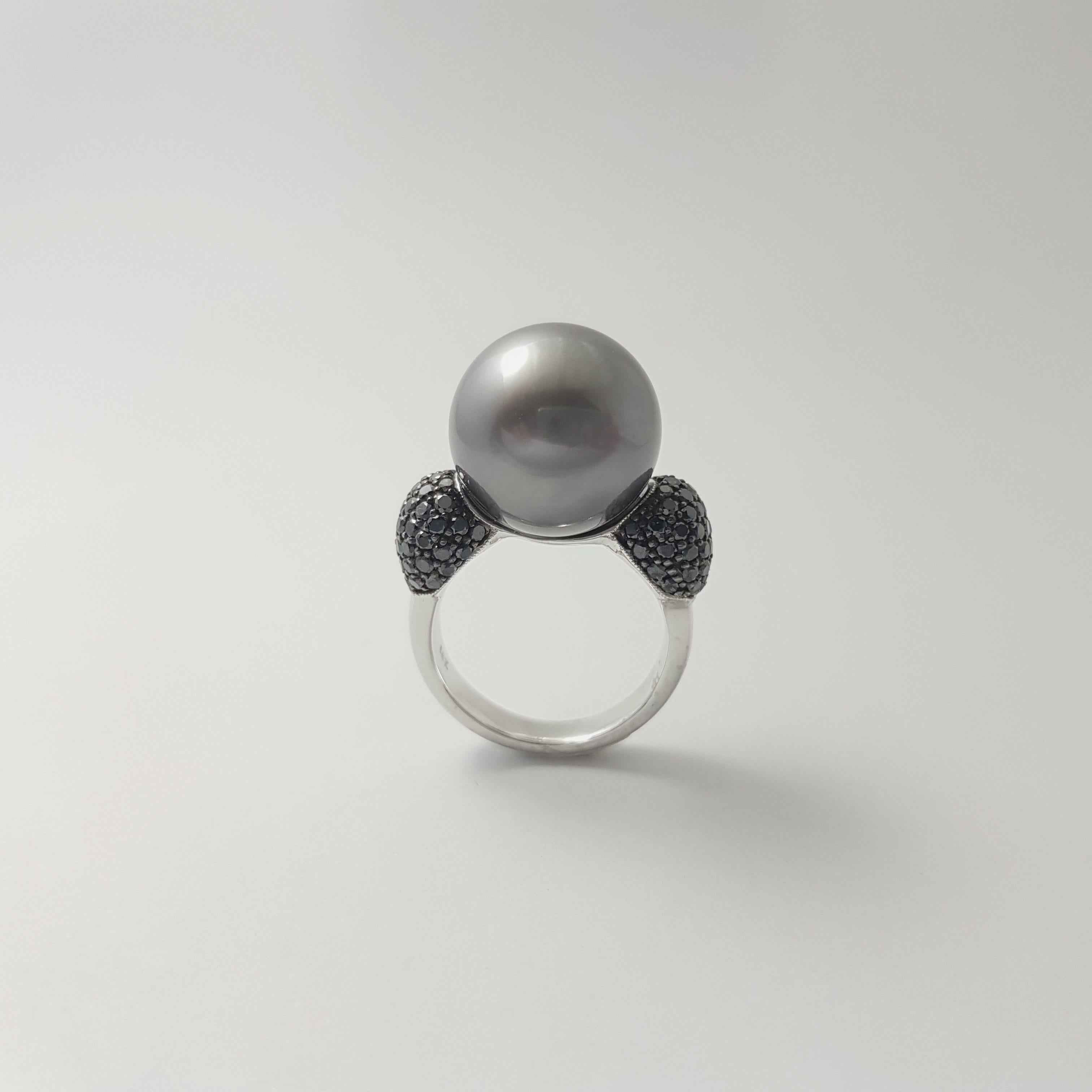 Anello con perle dei mari del sud e diamanti neri incastonati in oro bianco 18 carati in vendita 5