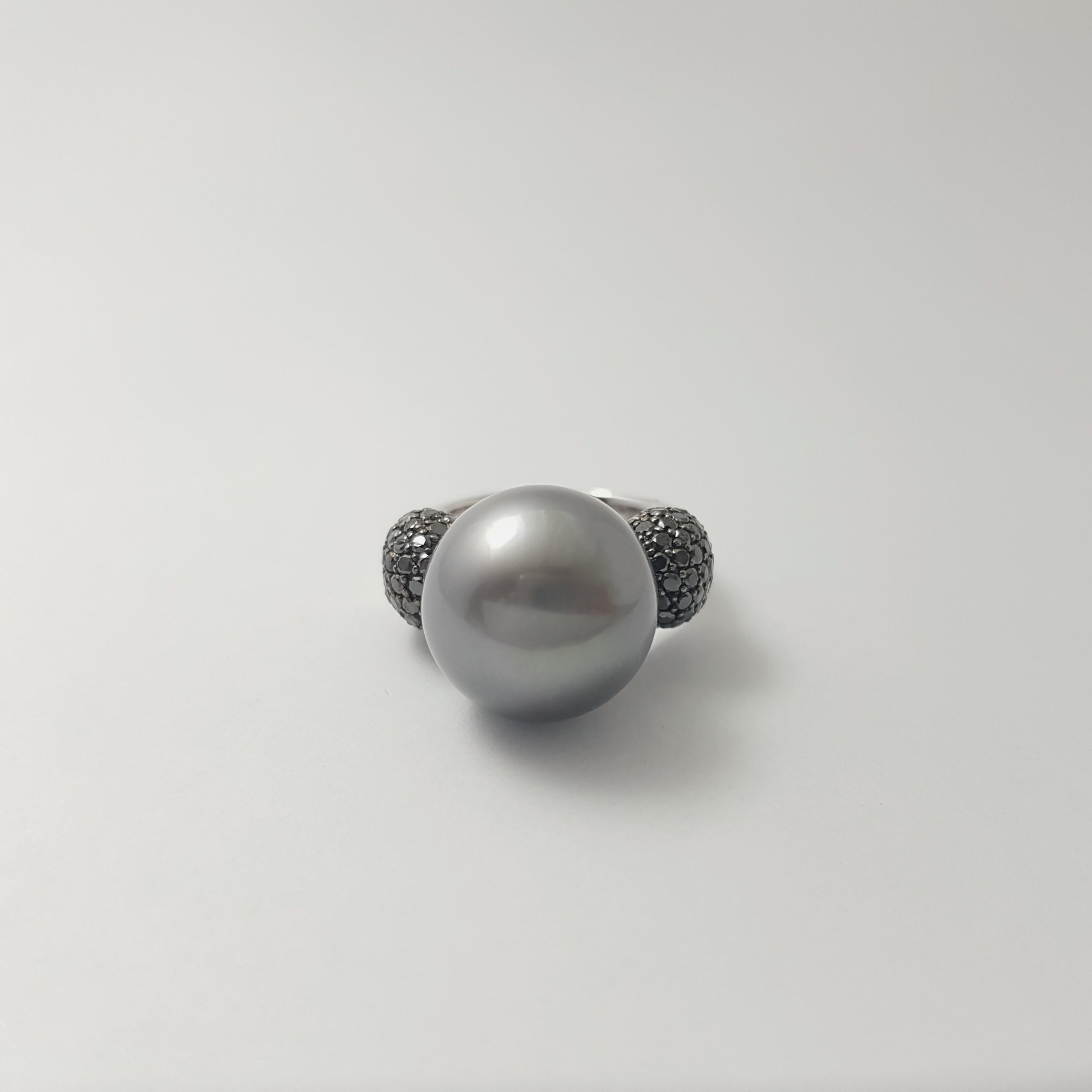 Anello con perle dei mari del sud e diamanti neri incastonati in oro bianco 18 carati in vendita 7