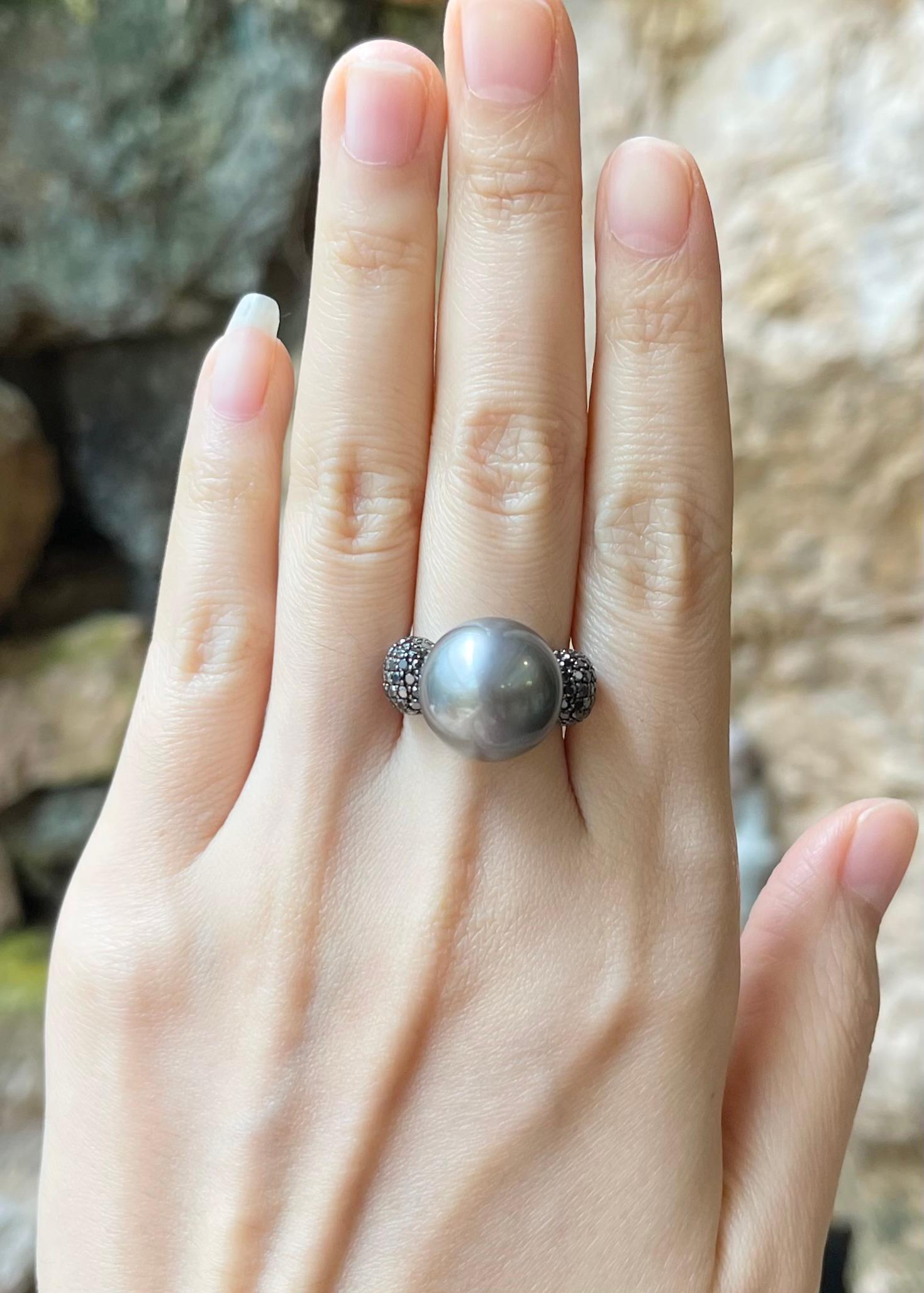 Anello con perla dei mari del sud e diamante nero da 1,36 carati con montatura in oro bianco 18 carati

Larghezza:  2.30 cm 
Lunghezza: 1.50 cm
Misura dell'anello: 52
Peso totale: 11,46 grammi

