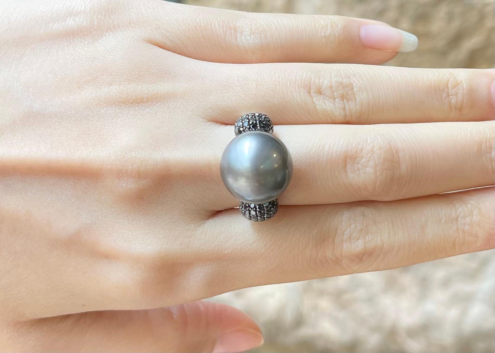 Contemporaneo Anello con perle dei mari del sud e diamanti neri incastonati in oro bianco 18 carati in vendita