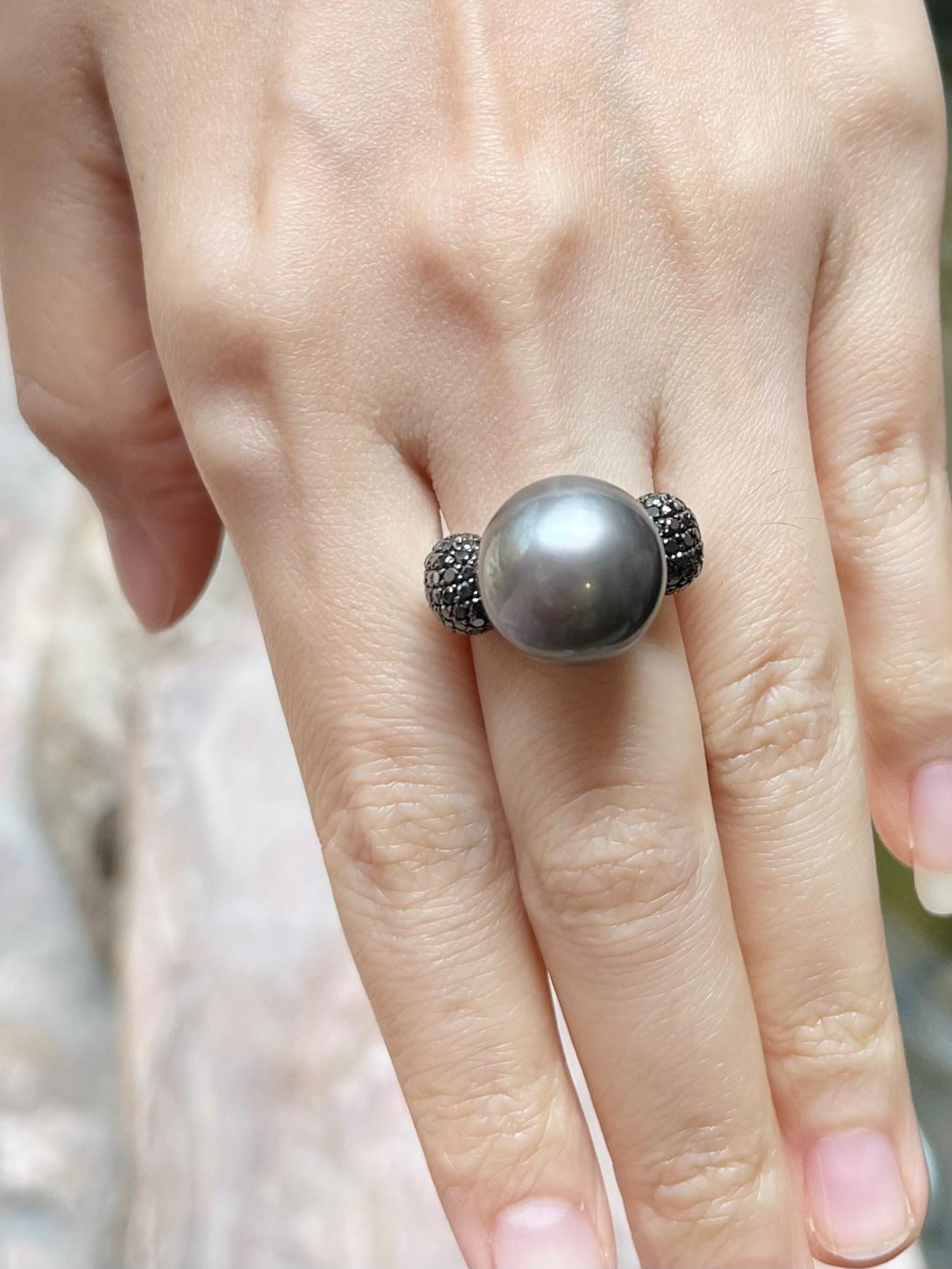 Grezzo Anello con perle dei mari del sud e diamanti neri incastonati in oro bianco 18 carati in vendita