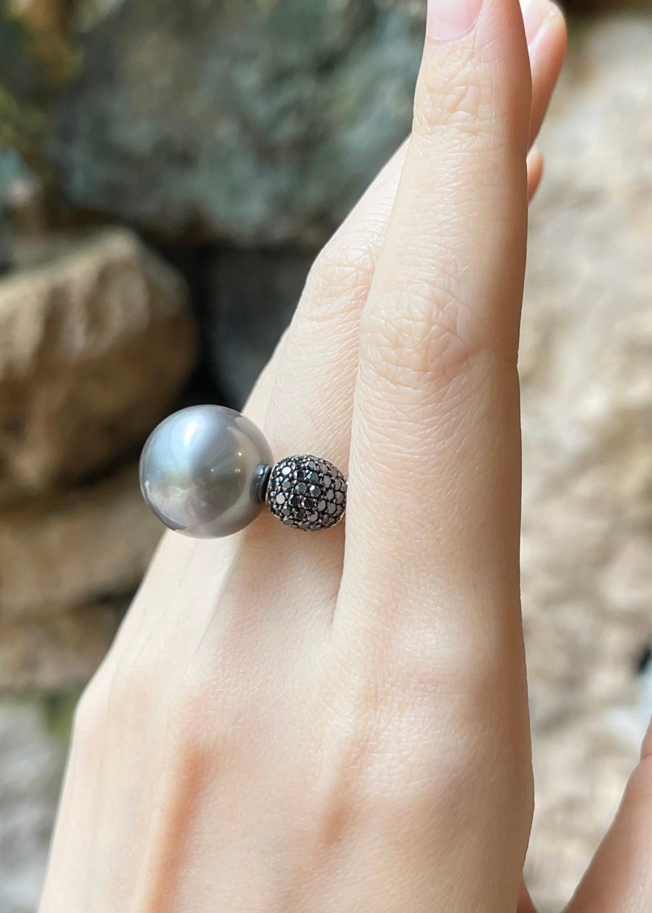 Anello con perle dei mari del sud e diamanti neri incastonati in oro bianco 18 carati In condizioni Nuovo in vendita a Bangkok, TH