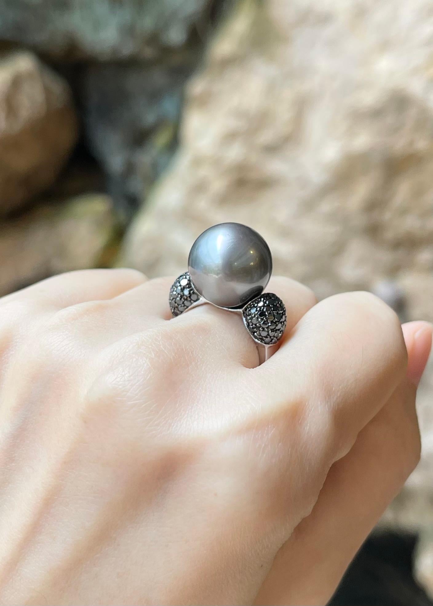 Donna Anello con perle dei mari del sud e diamanti neri incastonati in oro bianco 18 carati in vendita