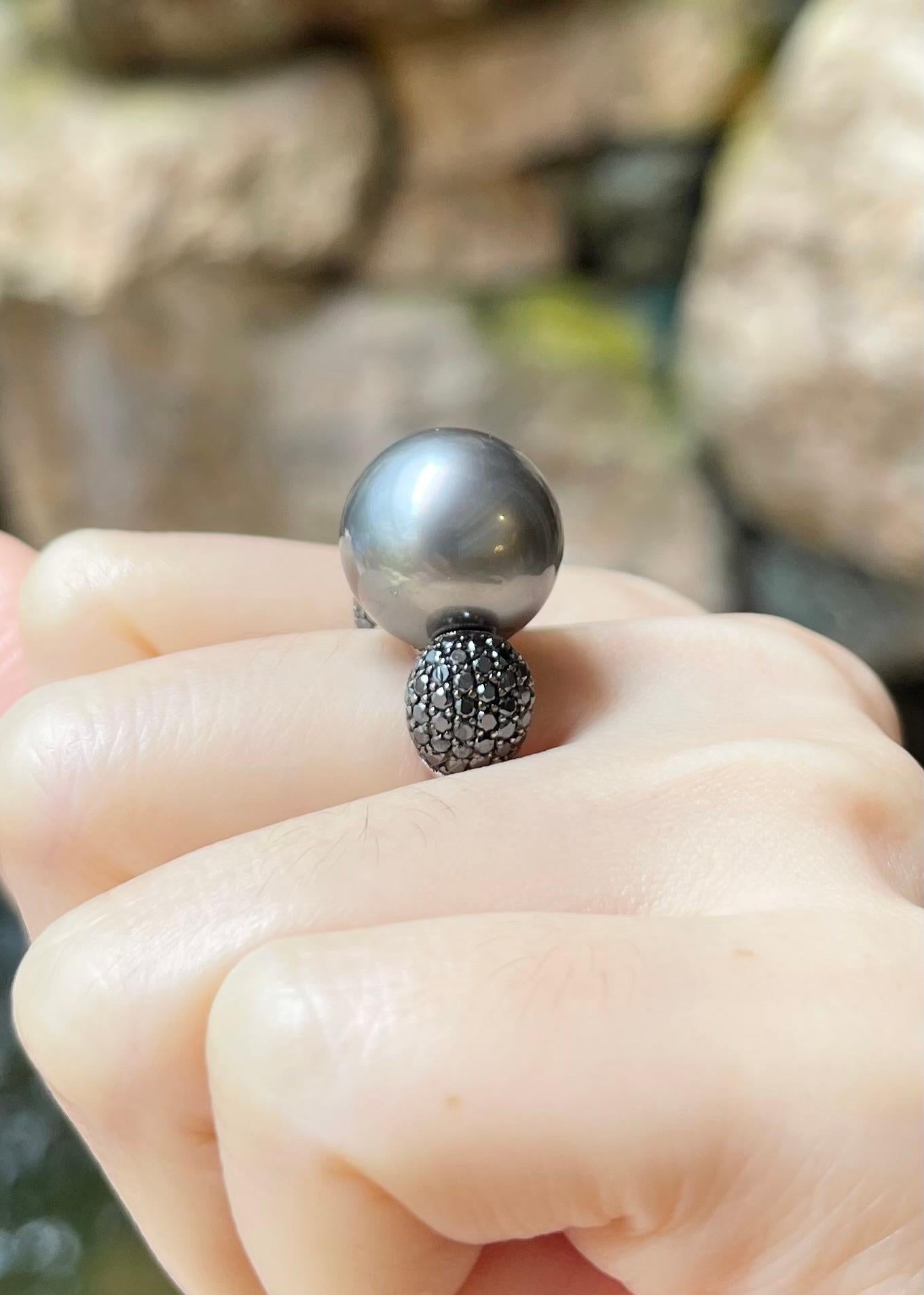Anello con perle dei mari del sud e diamanti neri incastonati in oro bianco 18 carati in vendita 1