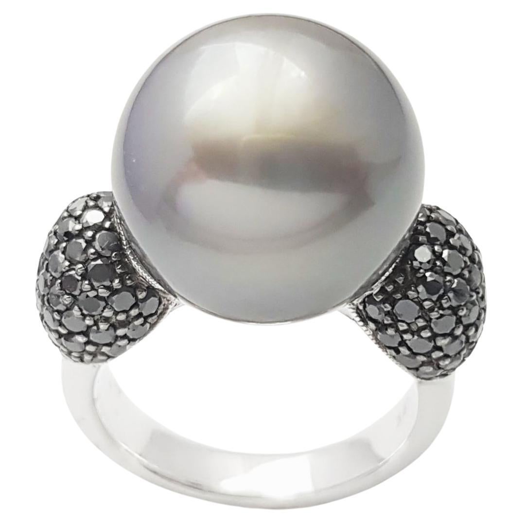 Anello con perle dei mari del sud e diamanti neri incastonati in oro bianco 18 carati