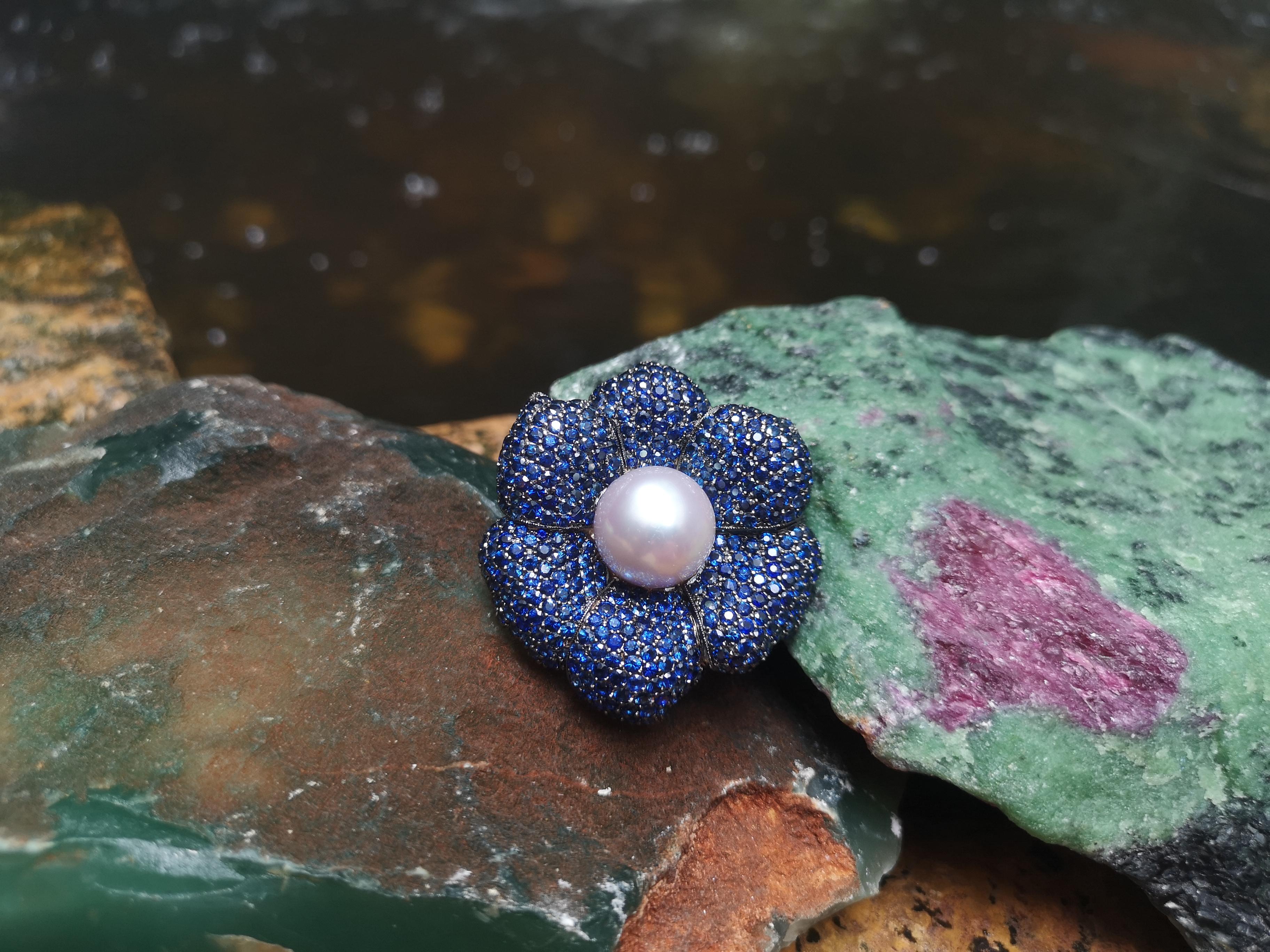 South Sea Pearl with Blue Sapphire 24.10 carats Brooch/Pendant set in 18 Karat White Gold Settings

Width: 5.2 cm 
Length: 5.2 cm
Total Weight: 24.99 grams

