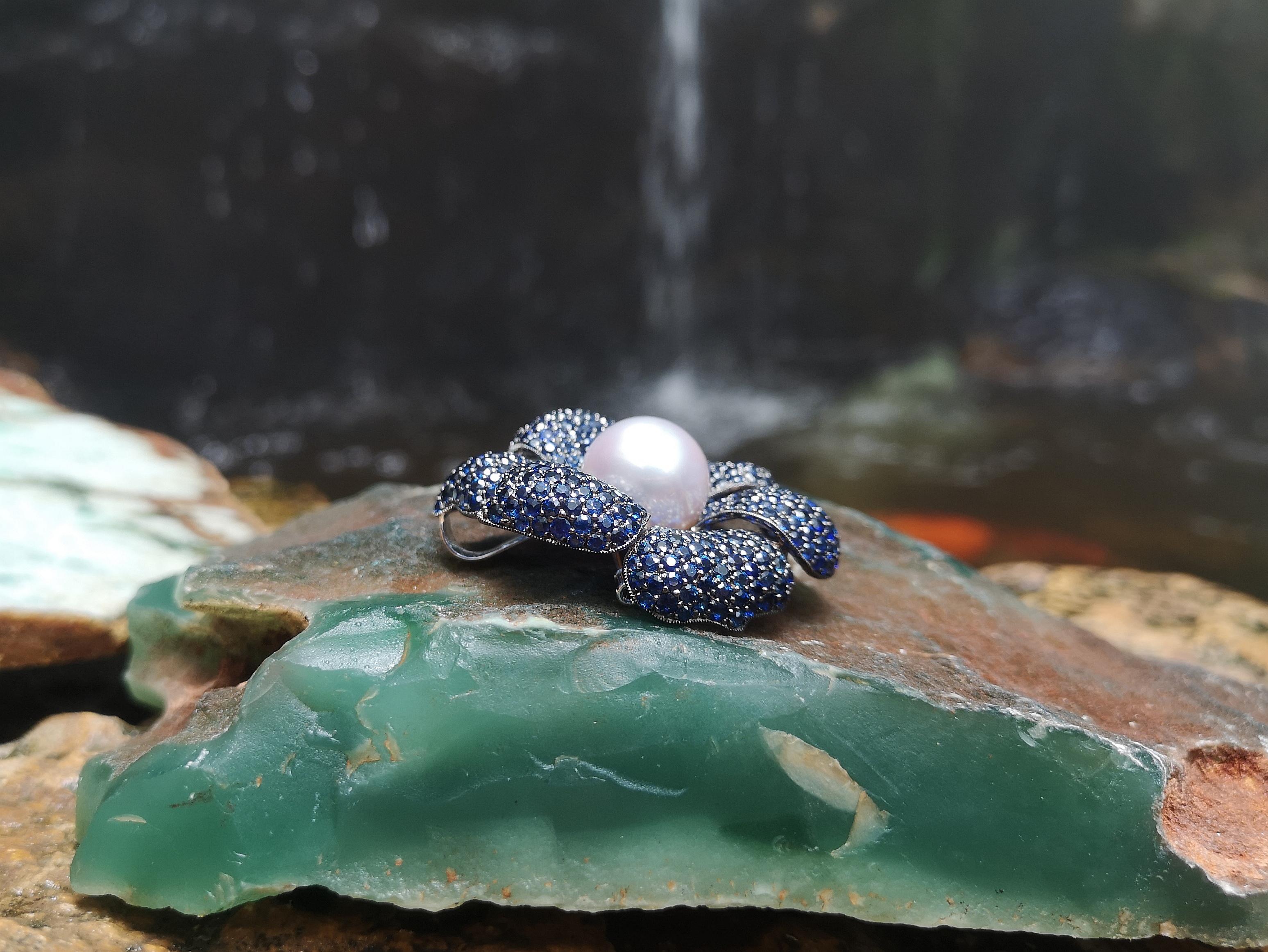 South Sea Pearl with Blue Sapphire Brooch/Pendant Set in 18 Karat White Gold In New Condition For Sale In Bangkok, TH