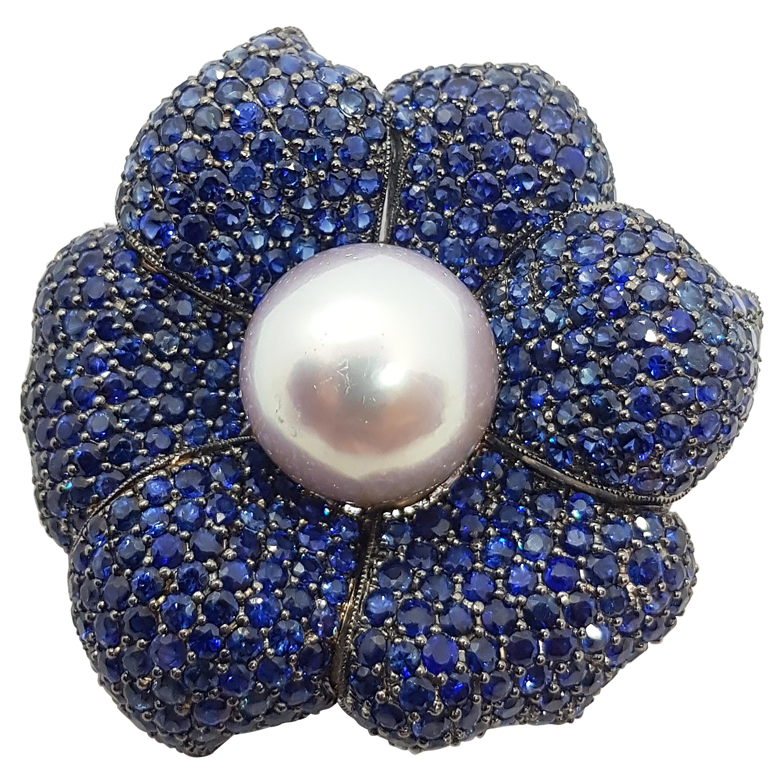 Brosche/Anhänger aus 18 Karat Weißgold mit Südseeperle und blauem Saphir im Angebot
