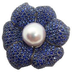 Perla dei mari del sud con zaffiro blu, spilla/ciondolo in oro bianco 18 carati