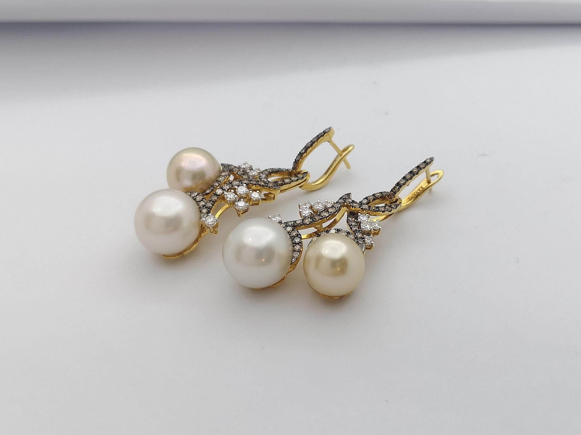 South Sea Pearl with Brown Diamond and Diamond Earrings Set in 18 Karat Gold  In New Condition For Sale In Bangkok, TH