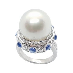 Bague en or blanc 18 carats avec perle des mers du Sud, saphir bleu cabochon et diamants