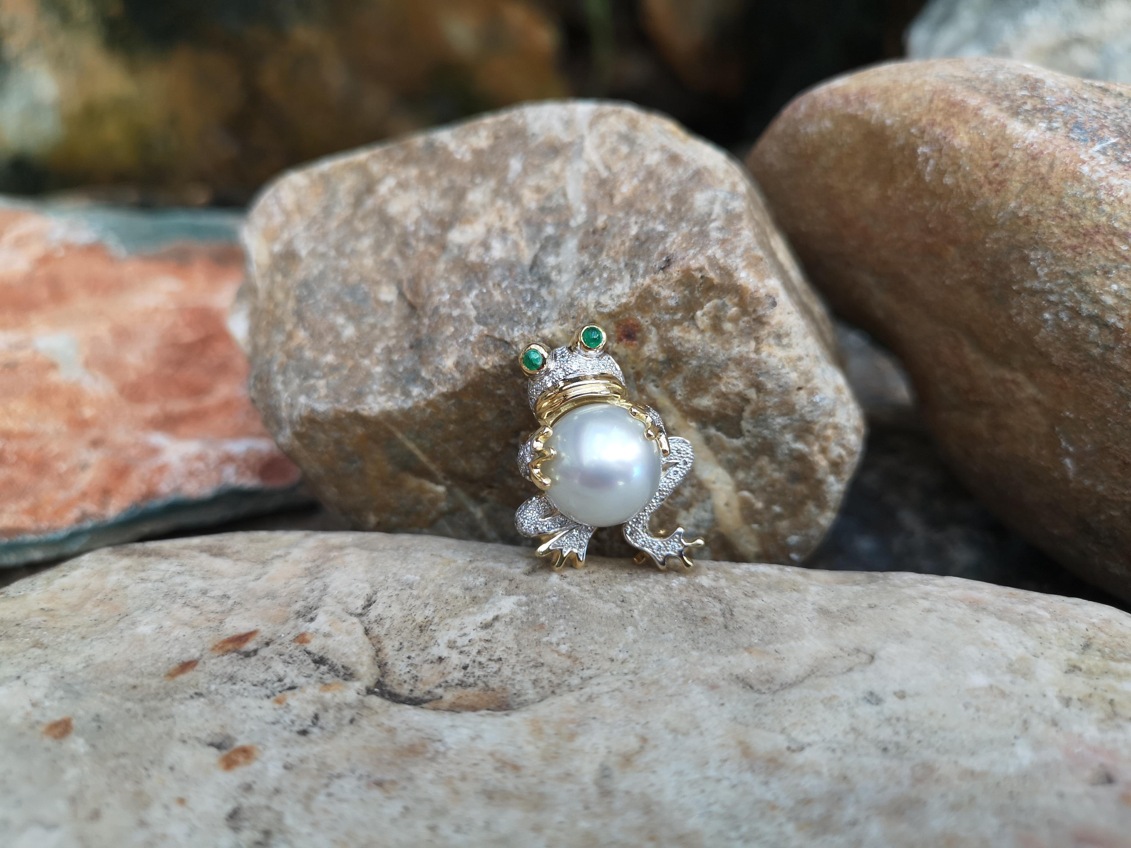South Sea Pearl with Cabochon Emerald 0.10 carat and Diamond 0.25 carat Brooch set in 18 Karat Gold Settings

Width:  2.2 cm 
Length: 3.0 cm
Total Weight: 12.54 grams

