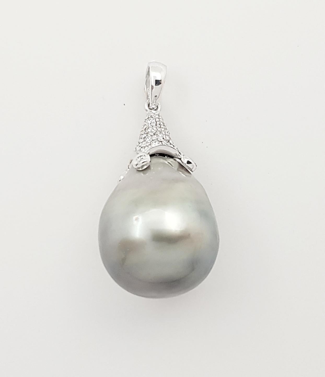 South Sea Pearl with Diamond 0.27 carat Pendant set in 18K White Gold Settings
(chain not included)

Width: 1.5 cm 
Length: 3.1 cm
Total Weight: 6.71 grams

South Sea Pearl Approximately: 14 mm

