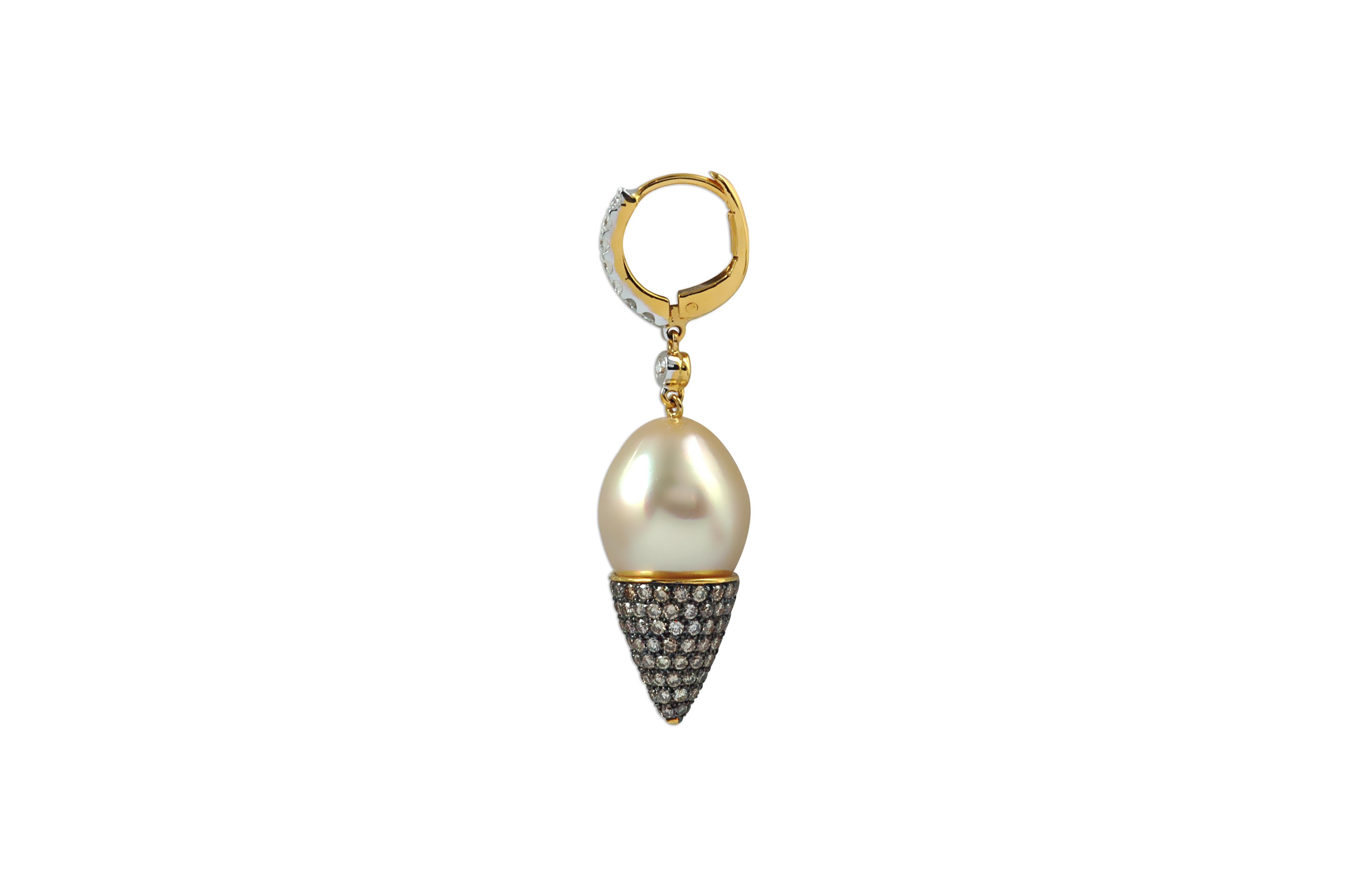 Orecchini con perle dei mari del sud e diamanti da 0,32 carati con montatura in oro 18 carati

Larghezza: 1,1 cm
Lunghezza: 4.5 cm 
Peso: 12,17 grammi


