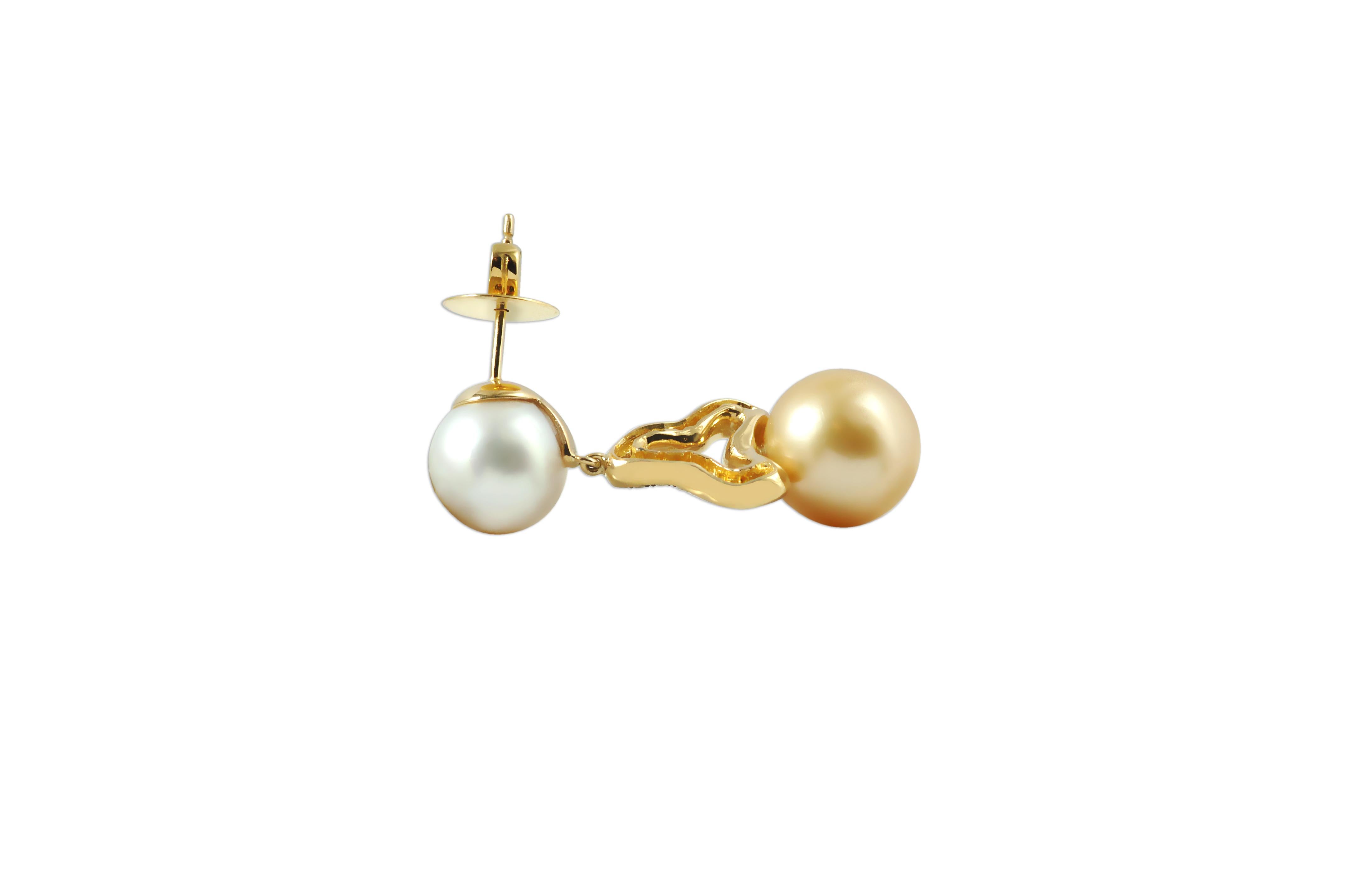 South Sea Pearl with Diamond 0.42 carat Earrings Set in 18 Karat Gold Settings

Width: 0.9 cm
Length: 4.0 cm 
Weight: 16.97 grams

