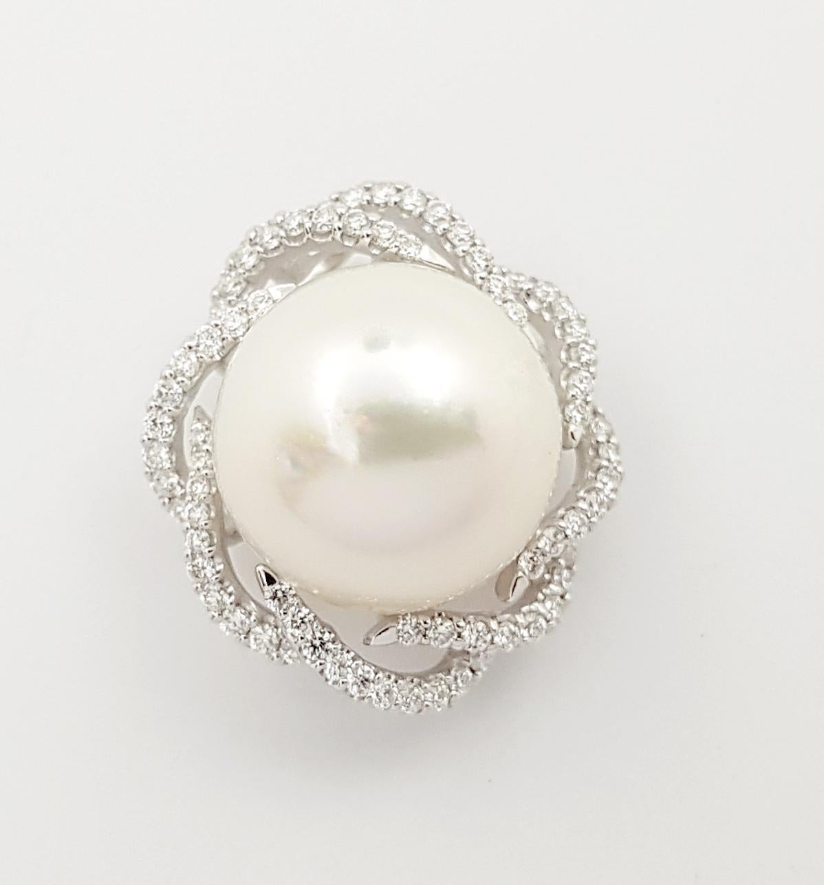 South Sea Pearl with Diamond 0.50 carat Pendant set in 18K White Gold Settings
(chain not included)

Width: 2.0 cm 
Length: 2.0 cm
Total Weight: 6.4 grams

South Sea Pearl Approximately: 14 mm

