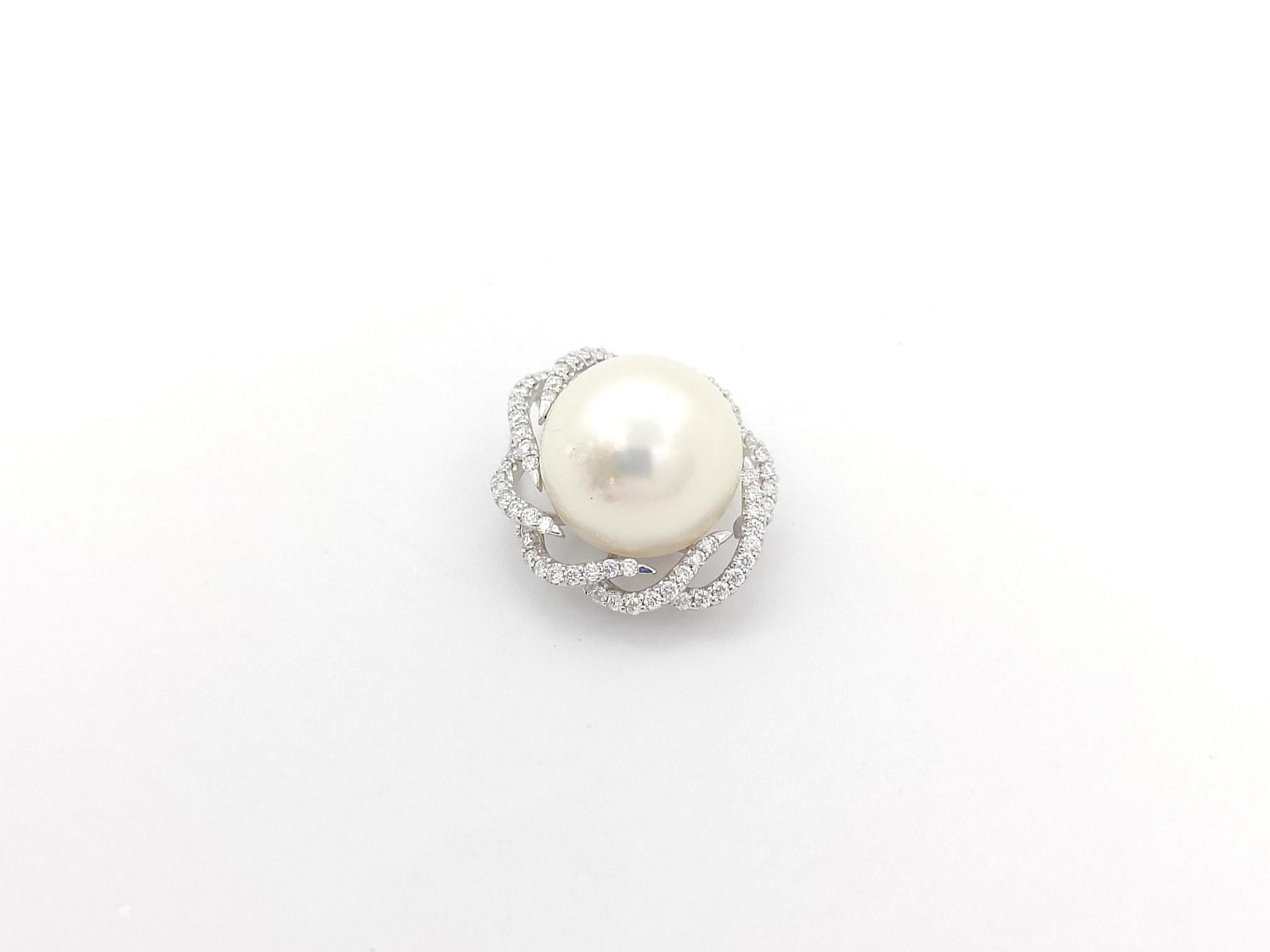 South Sea Pearl with Diamond 0.50 carat Pendant set in 18K White Gold Settings For Sale 2