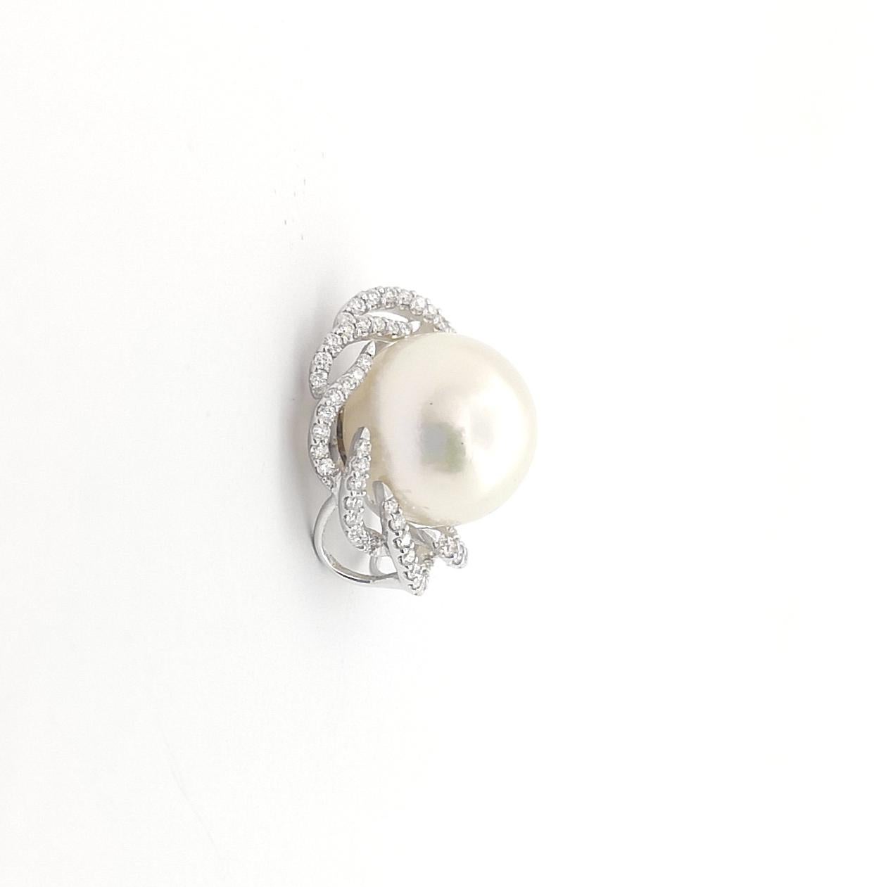 South Sea Pearl with Diamond 0.50 carat Pendant set in 18K White Gold Settings For Sale 3