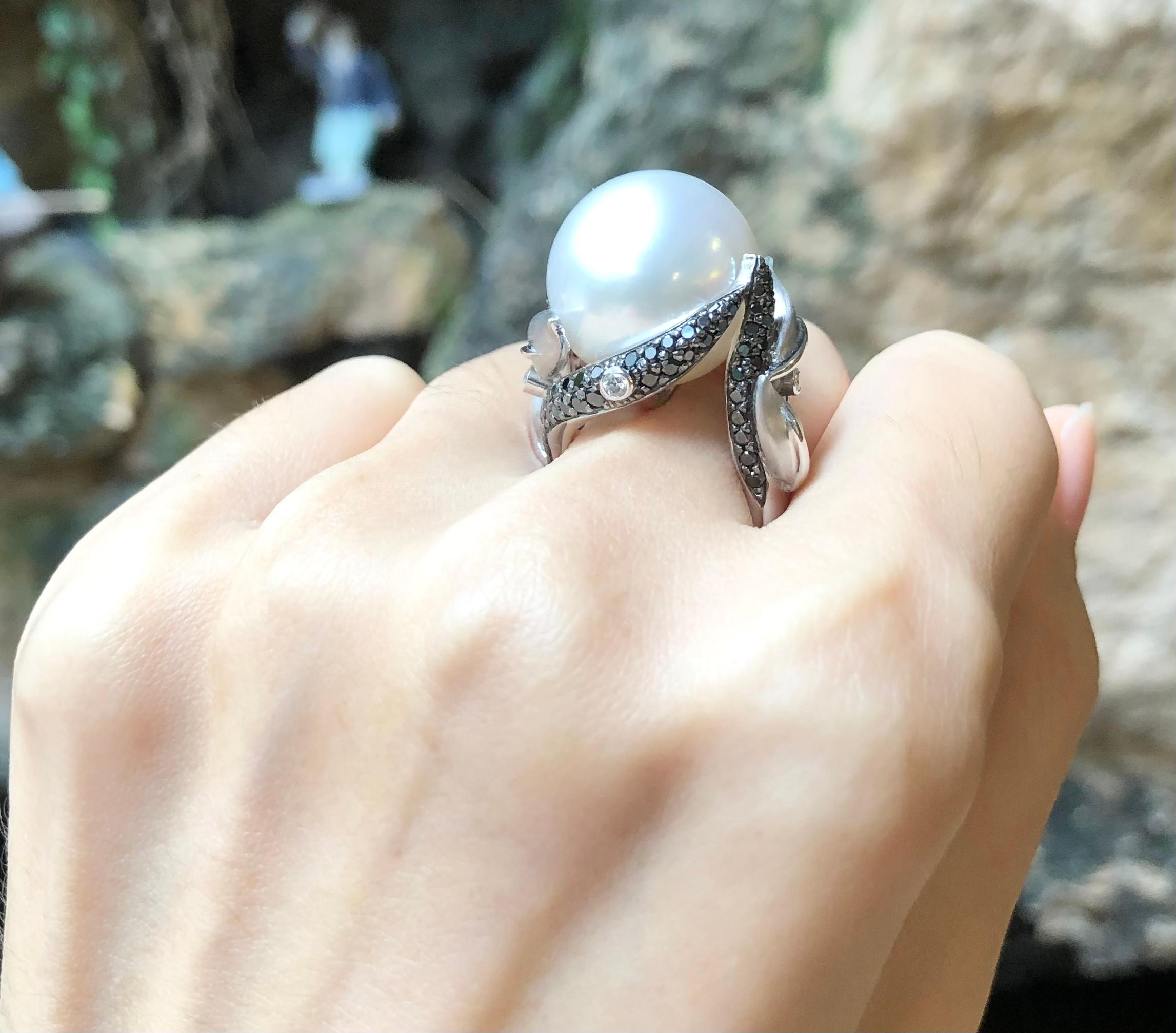 South Sea Pearl with Diamond and Black Diamond Ring Set in 18 Karat White Gold In New Condition For Sale In Bangkok, TH