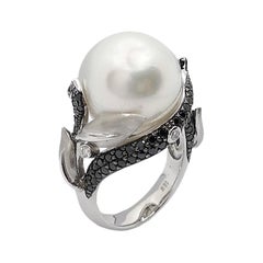 Bague en or blanc 18 carats sertie d'une perle des mers du Sud, de diamants et de diamants noirs