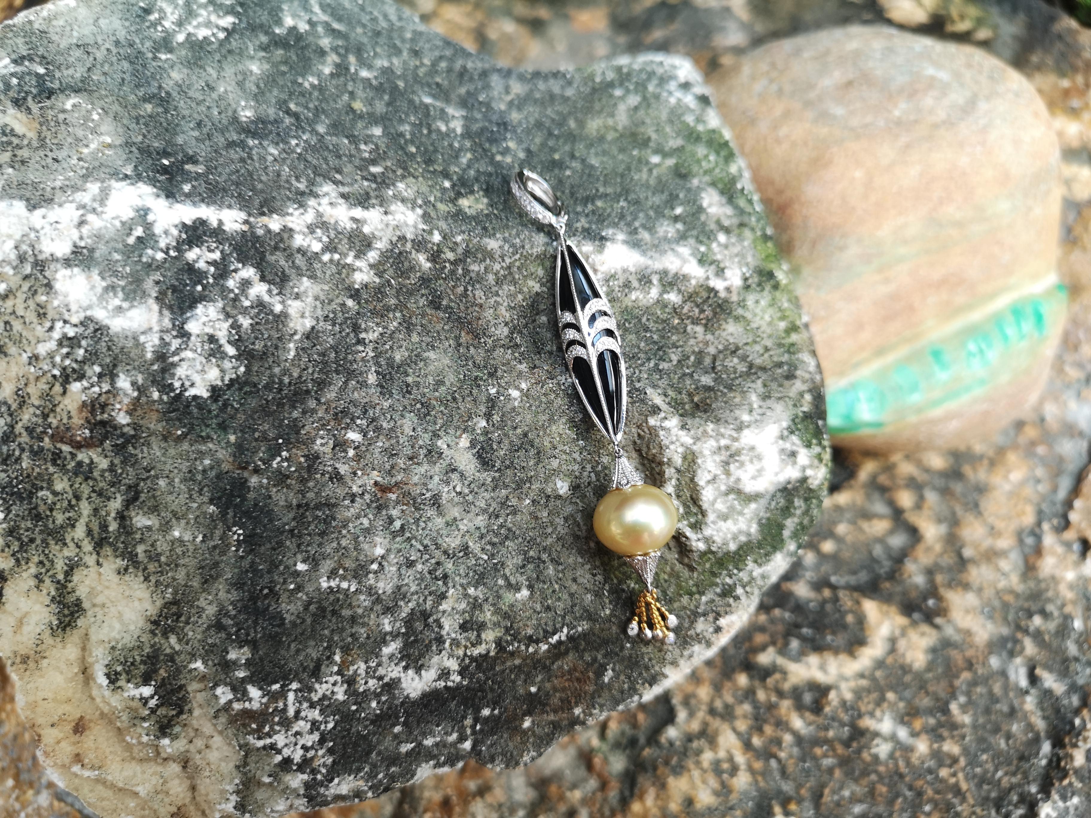 Art Deco South Sea Pearl with Diamond and Onyx Pendant set in 18 Karat White Gold Setting For Sale
