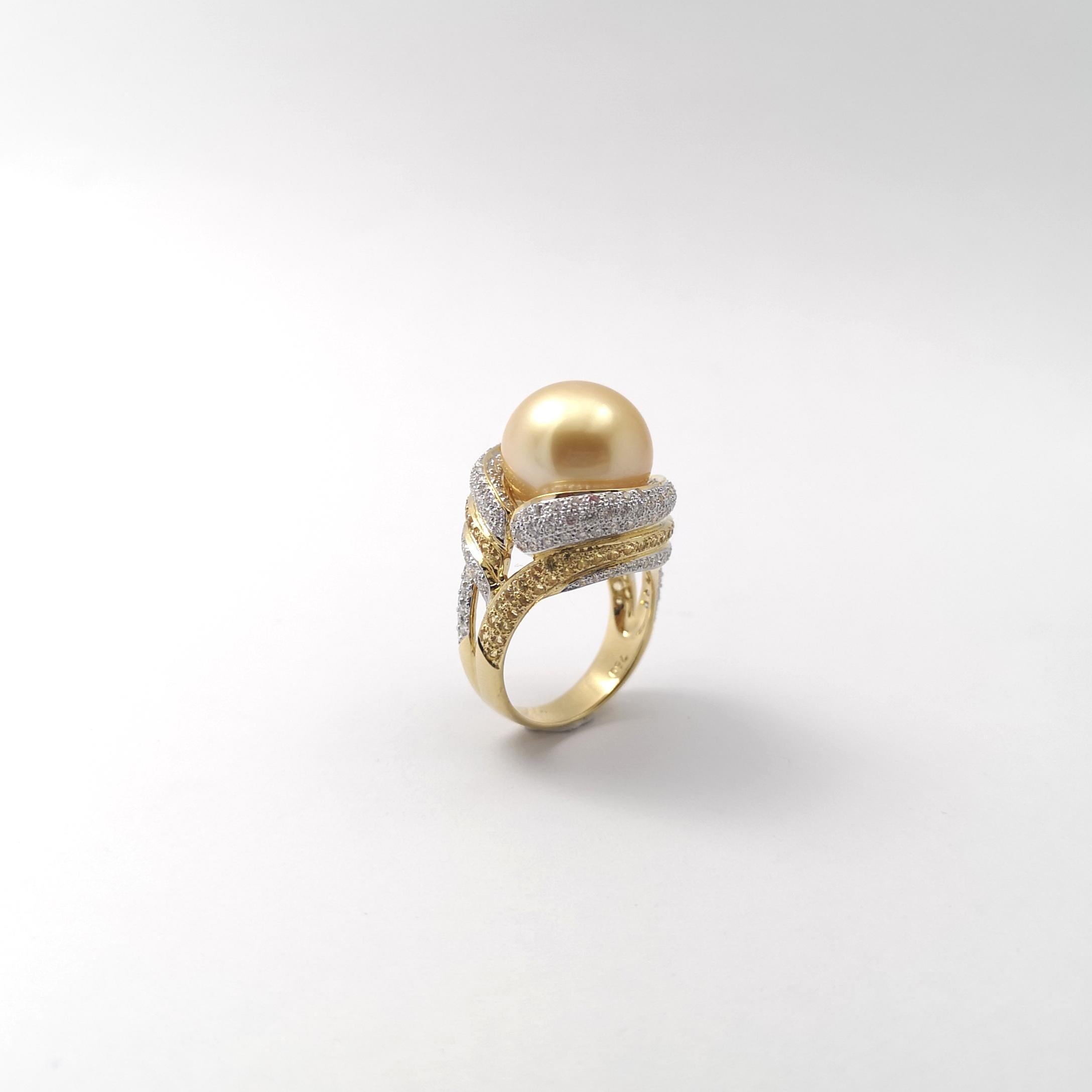 Bague en or 18 carats avec perles des mers du Sud, diamants et saphirs jaunes en vente 4