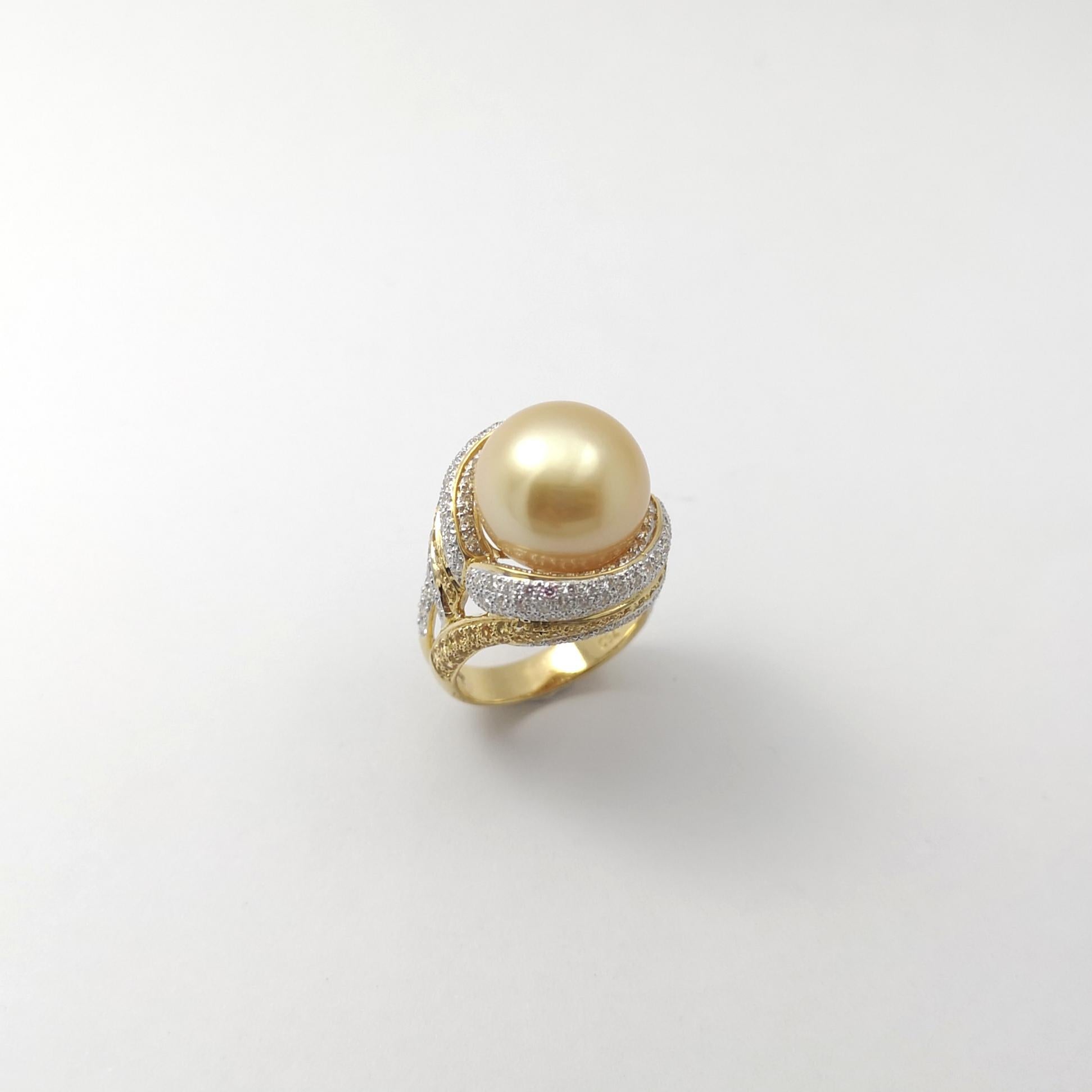 Bague en or 18 carats avec perles des mers du Sud, diamants et saphirs jaunes en vente 5