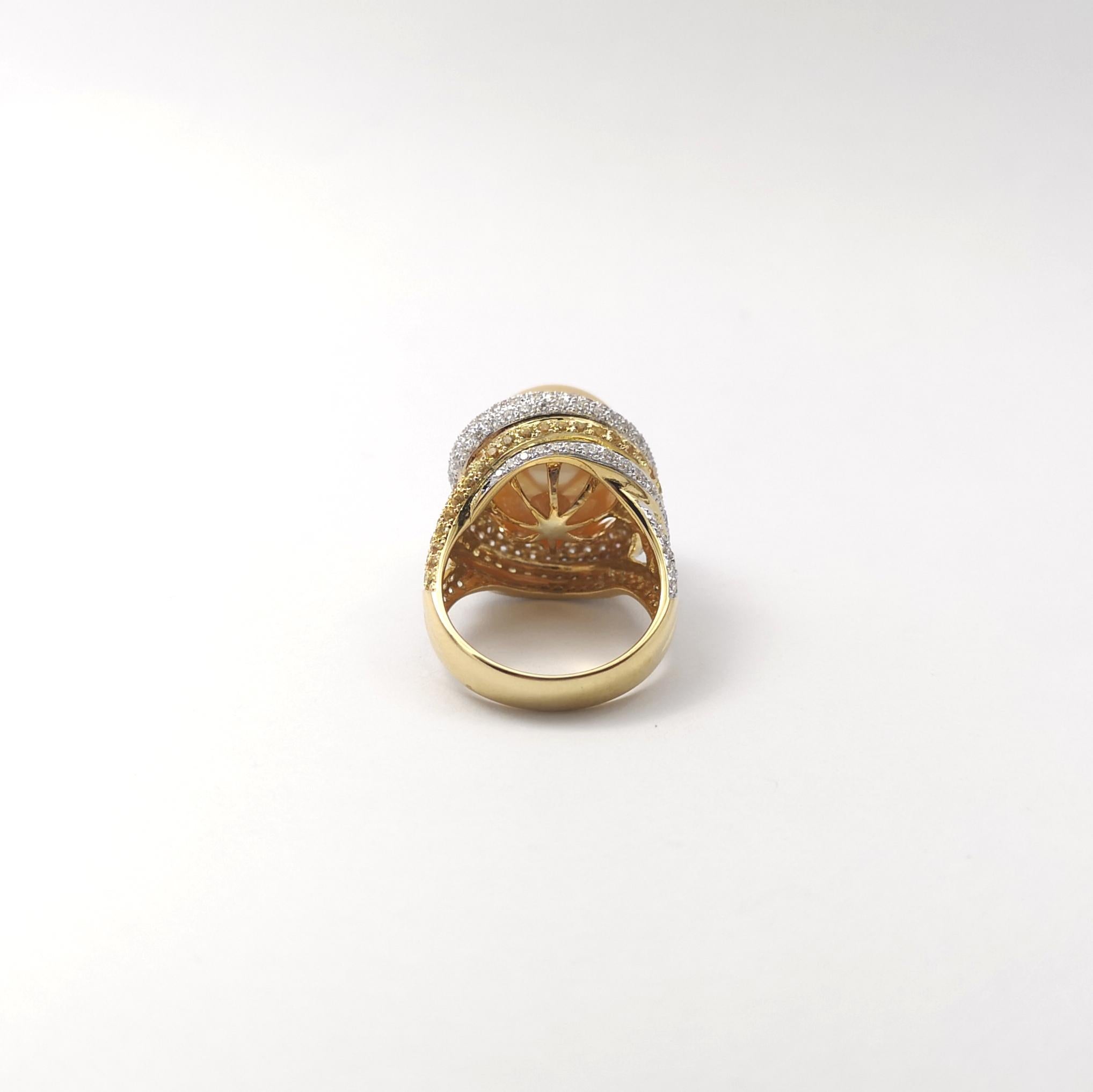 Bague en or 18 carats avec perles des mers du Sud, diamants et saphirs jaunes en vente 6