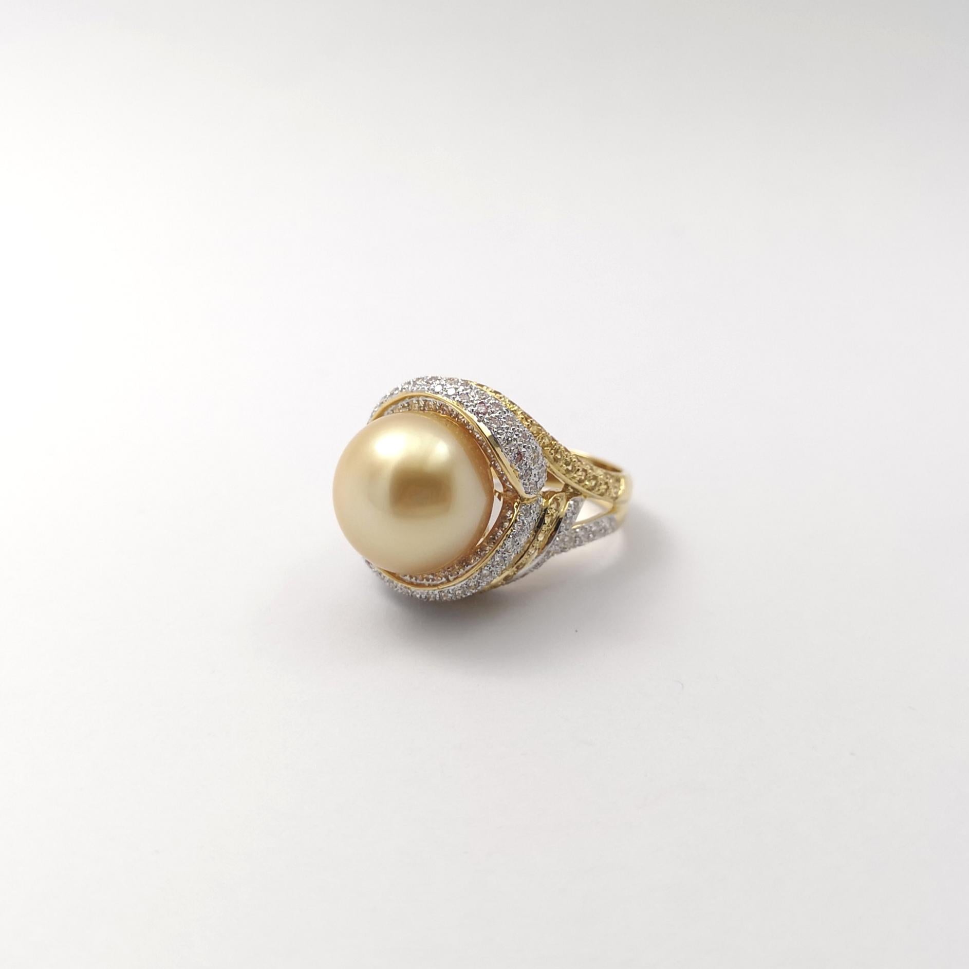 Bague en or 18 carats avec perles des mers du Sud, diamants et saphirs jaunes en vente 7