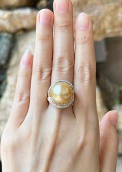 Anello con perle dei mari del sud, diamanti e zaffiri gialli con montatura in oro 18K