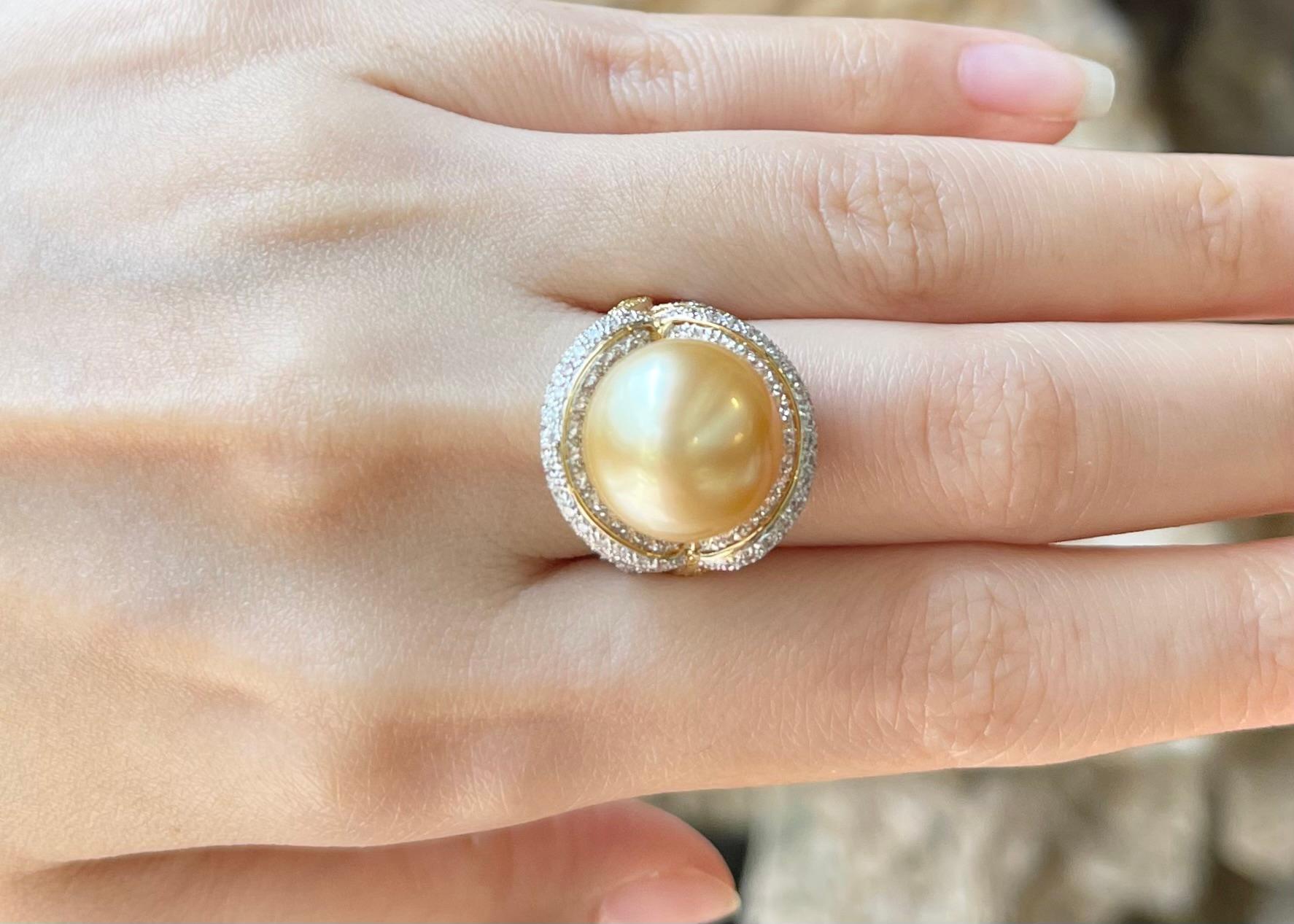 Contemporain Bague en or 18 carats avec perles des mers du Sud, diamants et saphirs jaunes en vente