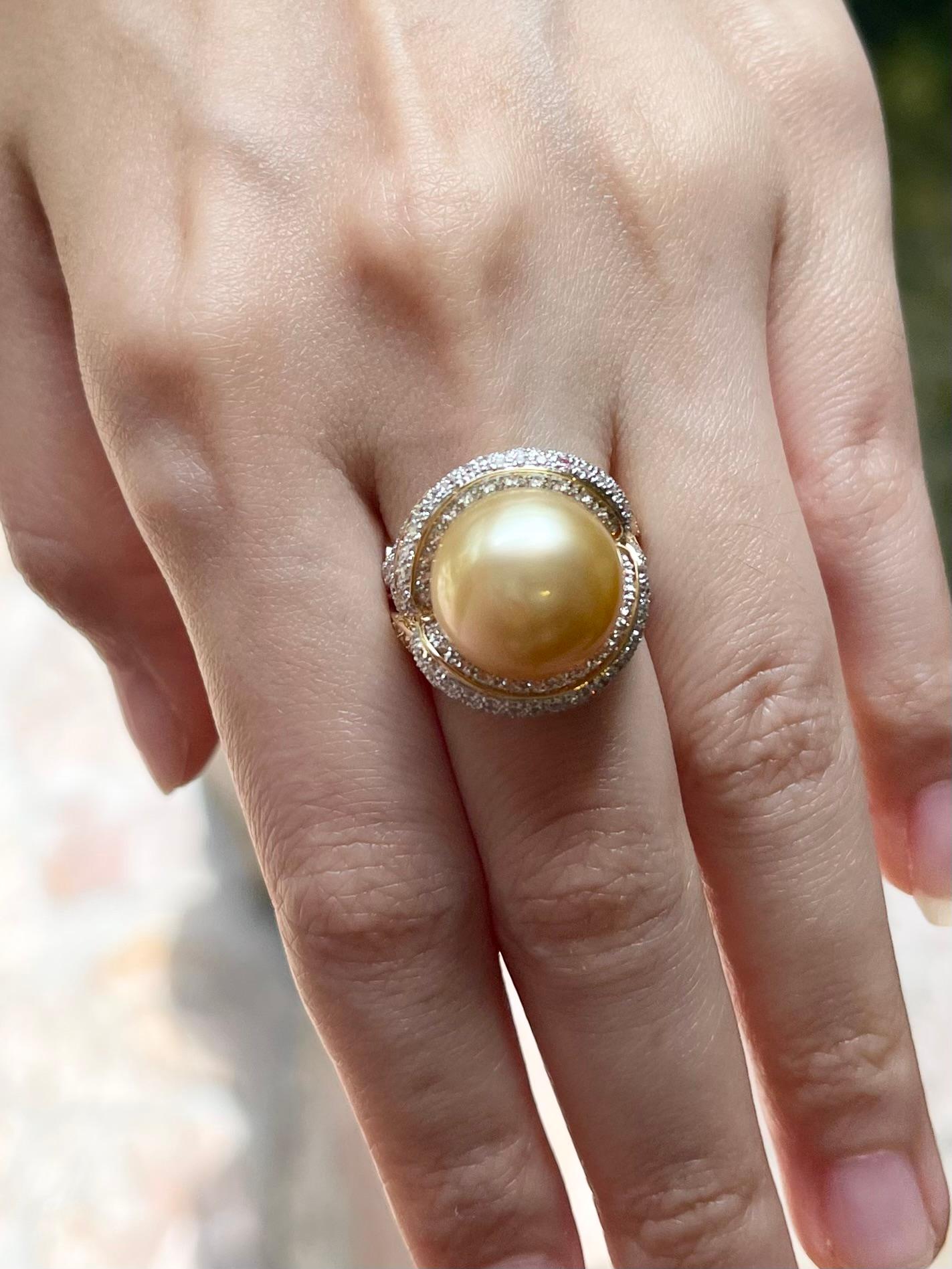 Taille brillant Bague en or 18 carats avec perles des mers du Sud, diamants et saphirs jaunes en vente