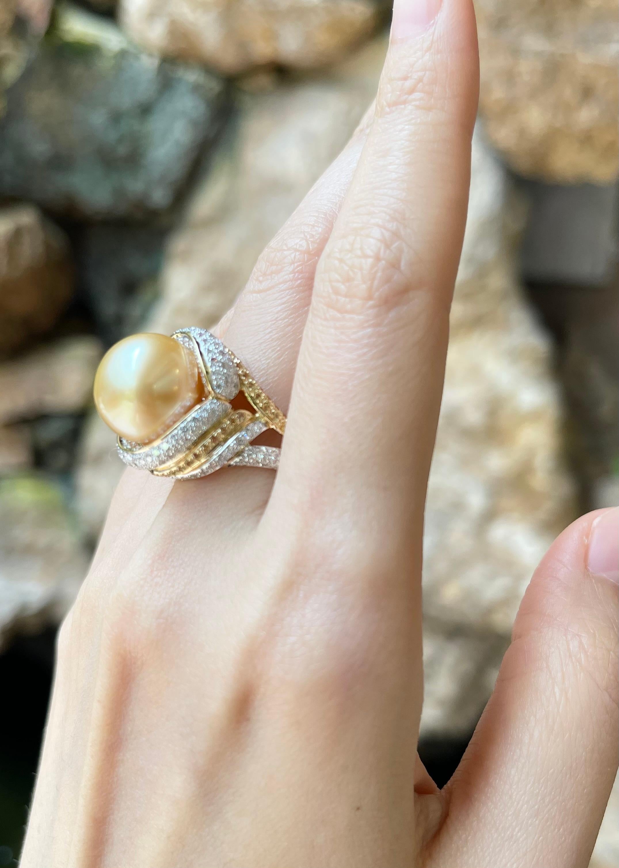Bague en or 18 carats avec perles des mers du Sud, diamants et saphirs jaunes Neuf - En vente à Bangkok, TH