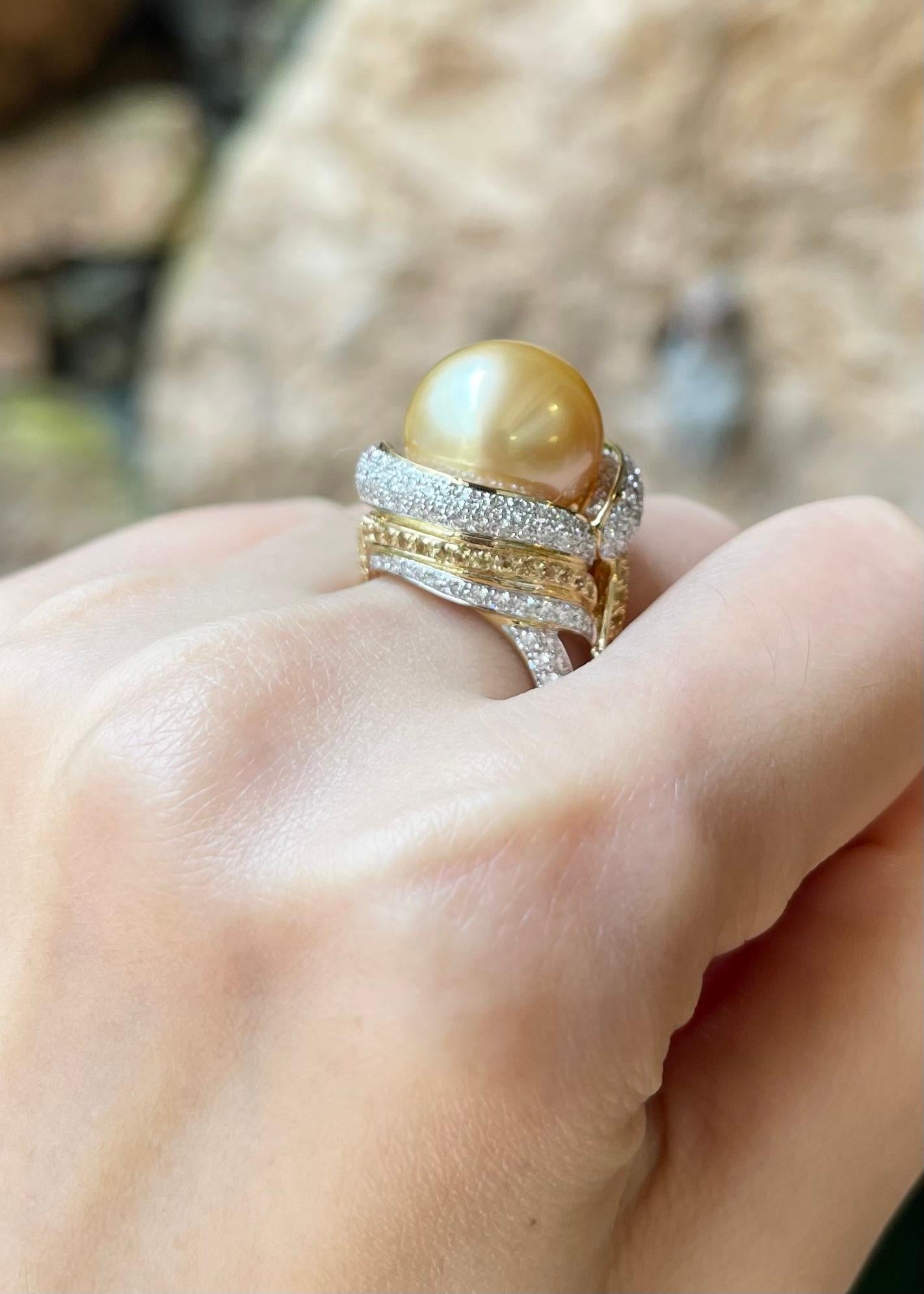 Bague en or 18 carats avec perles des mers du Sud, diamants et saphirs jaunes Unisexe en vente