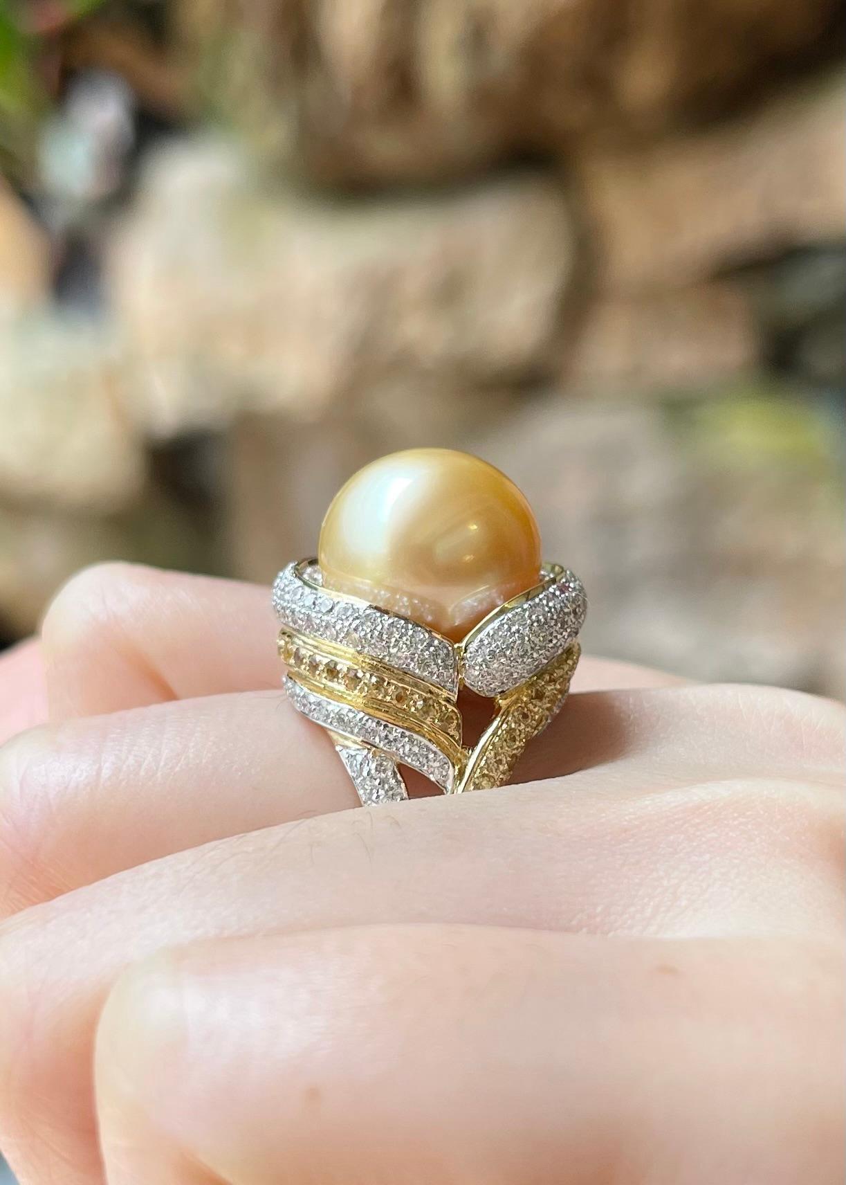 Bague en or 18 carats avec perles des mers du Sud, diamants et saphirs jaunes en vente 1
