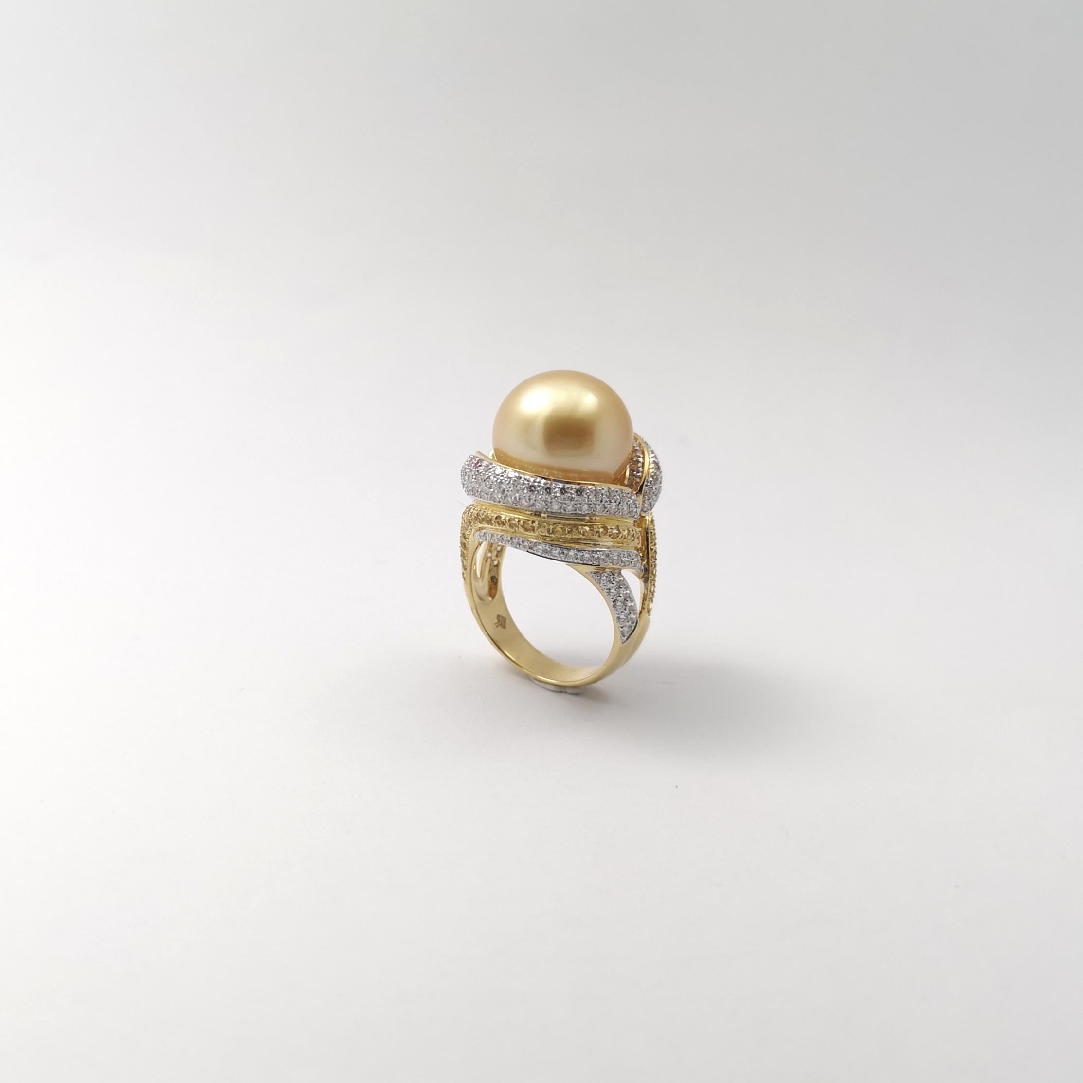 Bague en or 18 carats avec perles des mers du Sud, diamants et saphirs jaunes en vente 2