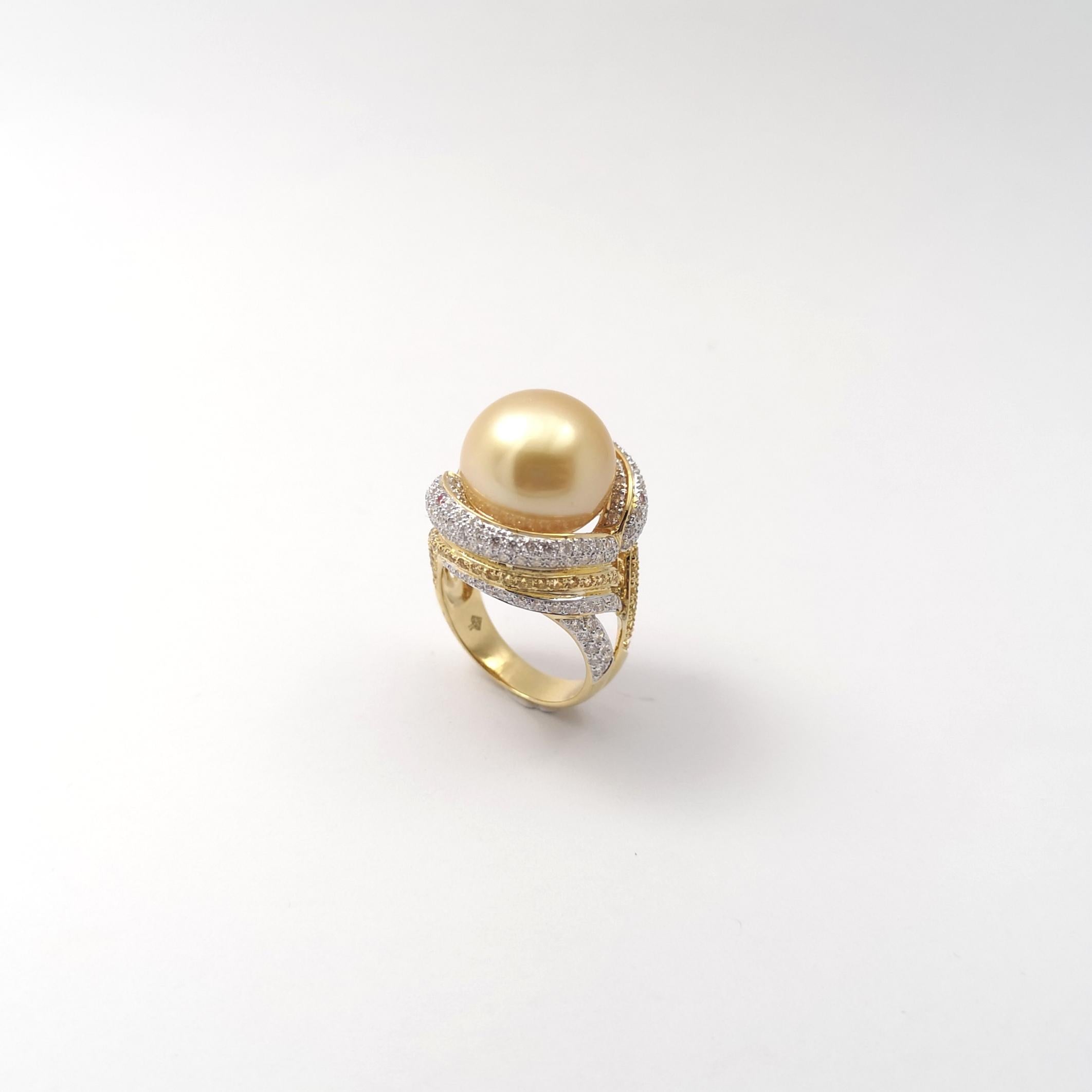 Bague en or 18 carats avec perles des mers du Sud, diamants et saphirs jaunes en vente 3