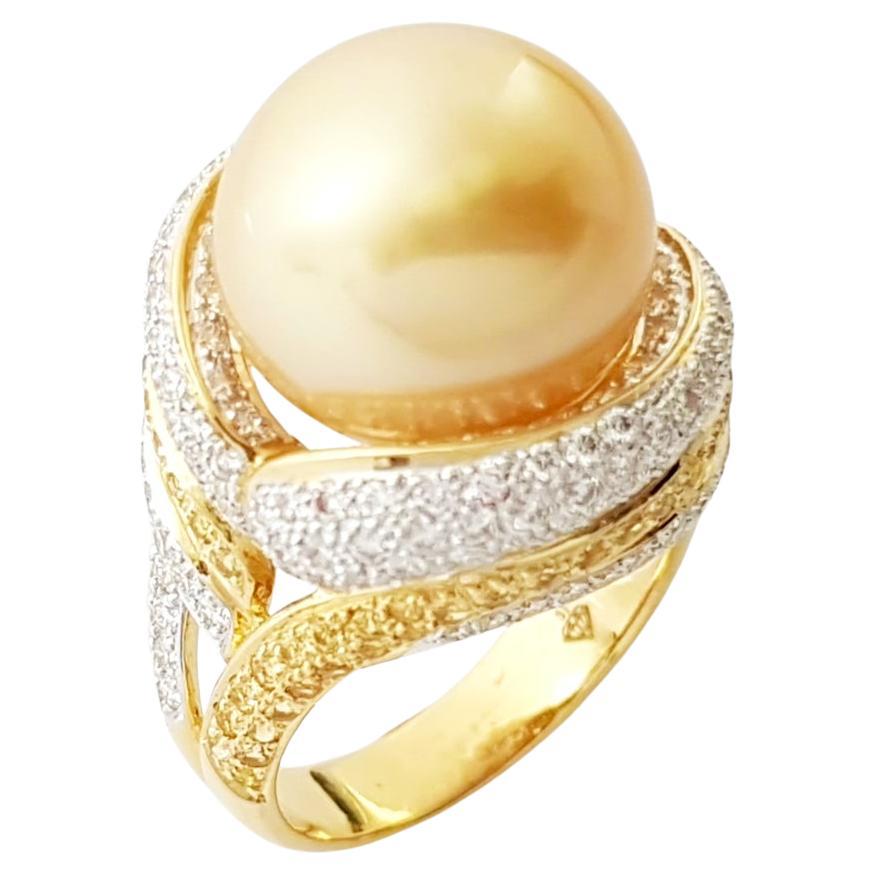 Bague en or 18 carats avec perles des mers du Sud, diamants et saphirs jaunes en vente