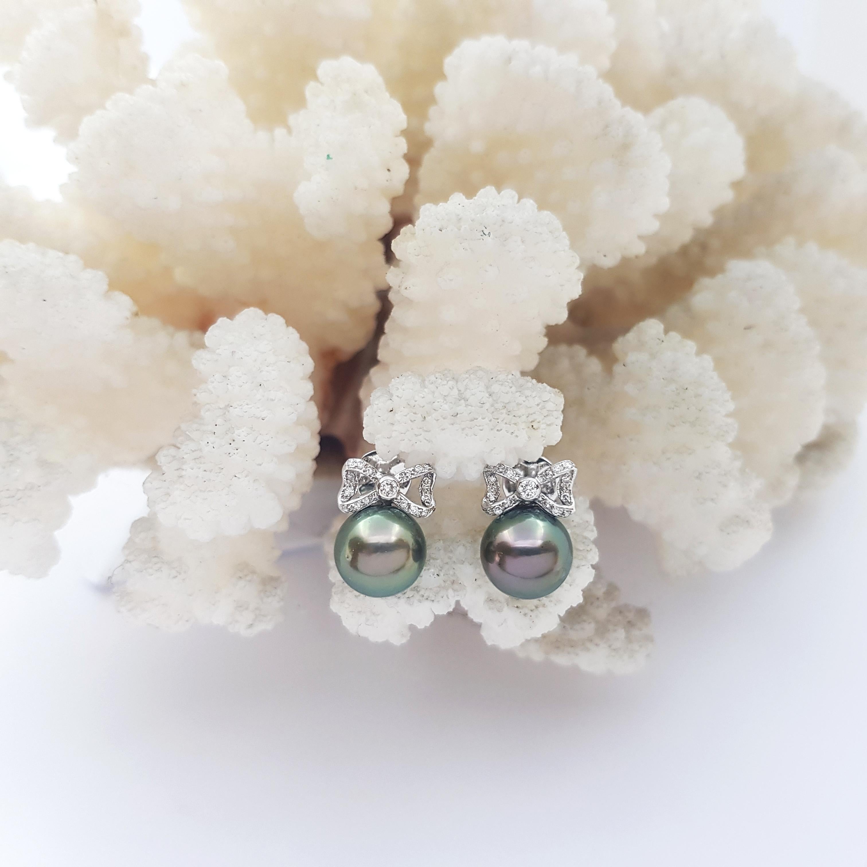 South Sea Pearl with Diamond Bow Earrings set in 18K White Gold Settings In New Condition For Sale In Bangkok, TH